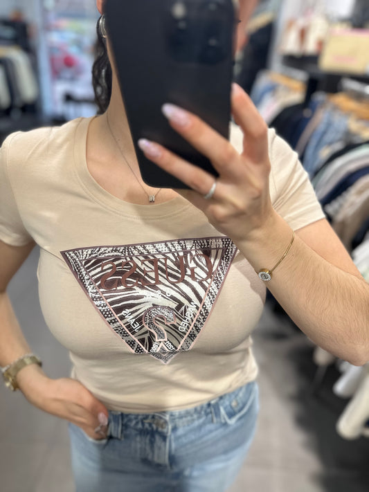 CAMISETA GUESS BEIGE CON LOGO CEBRA CHOCOLATE