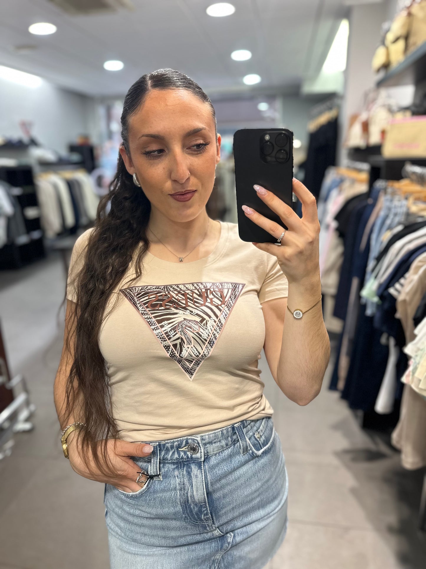 CAMISETA GUESS BEIGE CON LOGO CEBRA CHOCOLATE