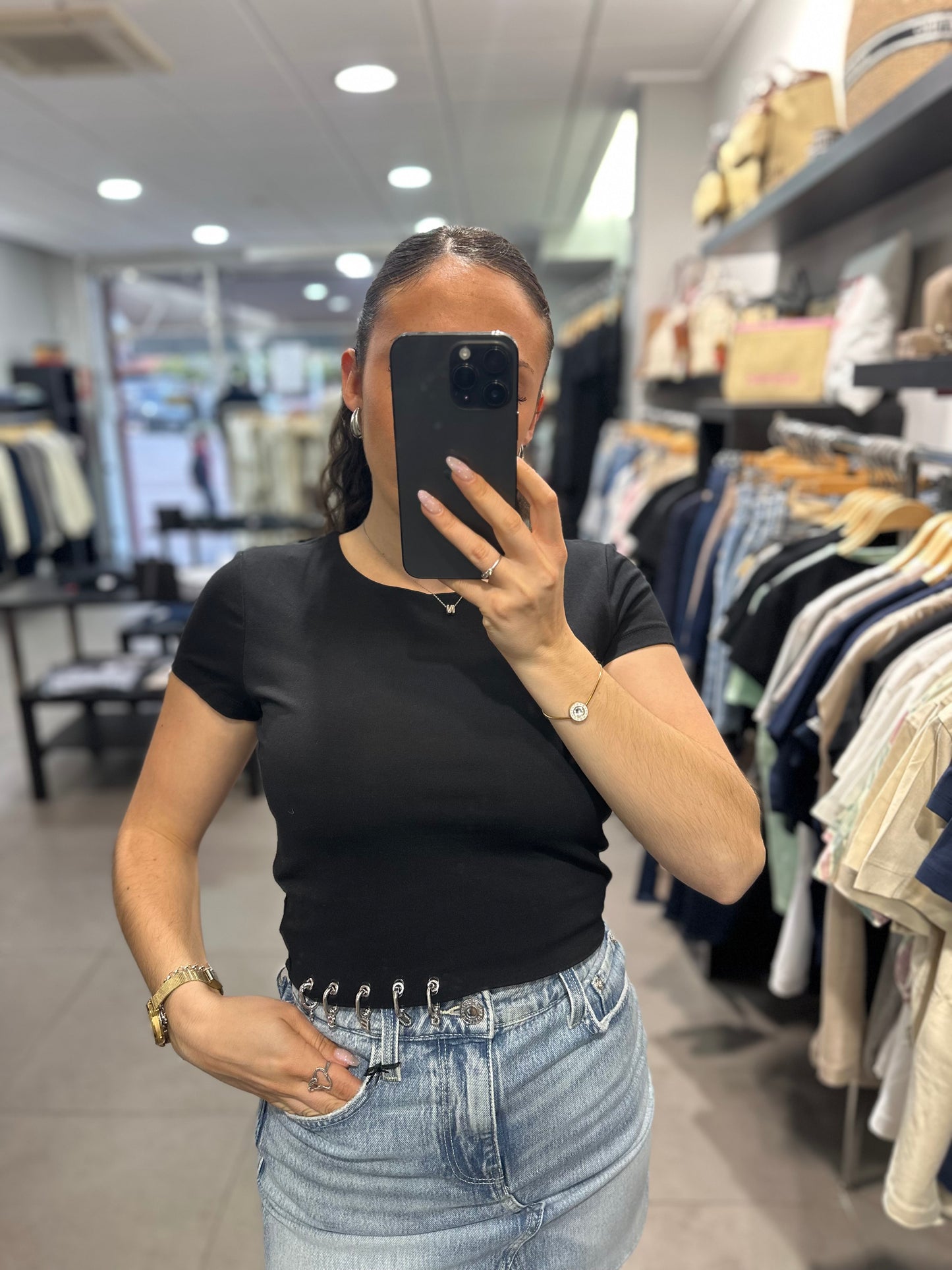 CAMISETA GUESS CROP NEGRA CON CHARMS CON EL LOGO
