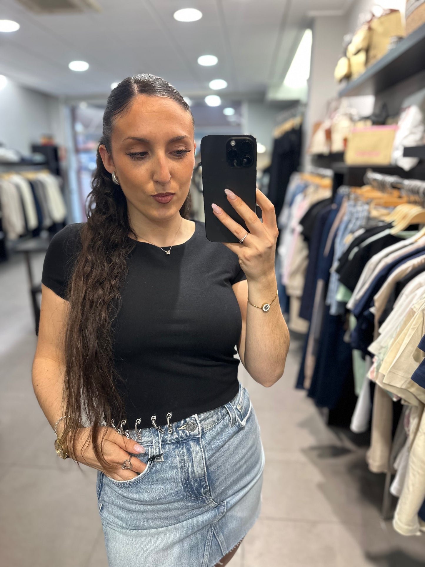 CAMISETA GUESS CROP NEGRA CON CHARMS CON EL LOGO
