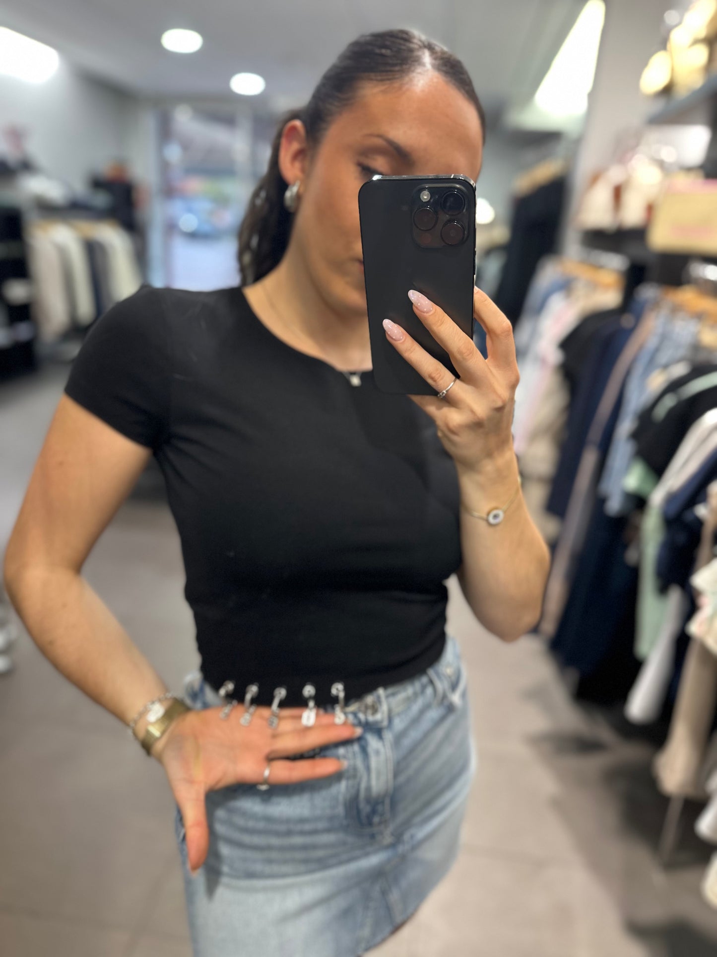 CAMISETA GUESS CROP NEGRA CON CHARMS CON EL LOGO
