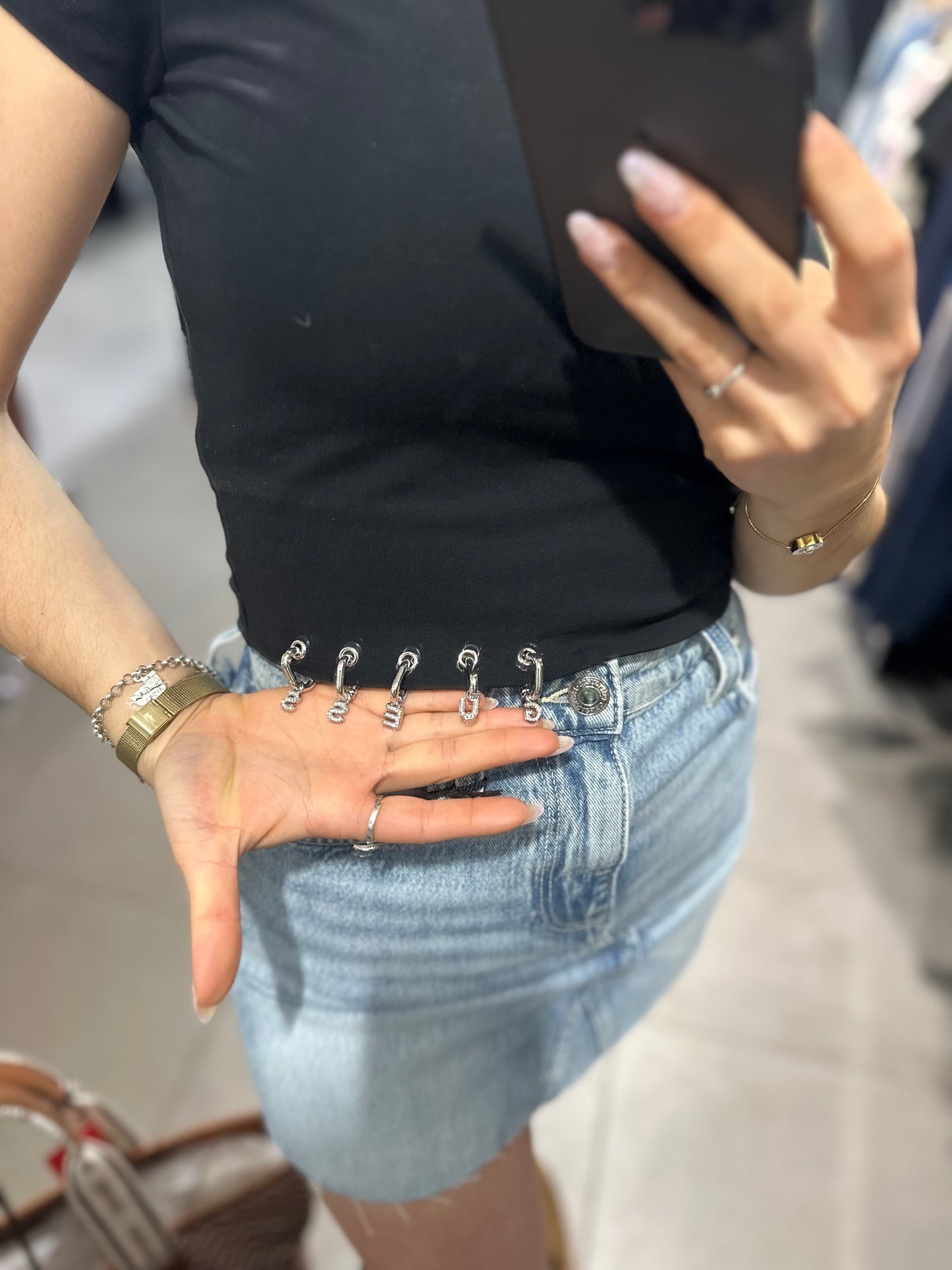 CAMISETA GUESS CROP NEGRA CON CHARMS CON EL LOGO