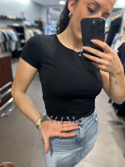 CAMISETA GUESS CROP NEGRA CON CHARMS CON EL LOGO