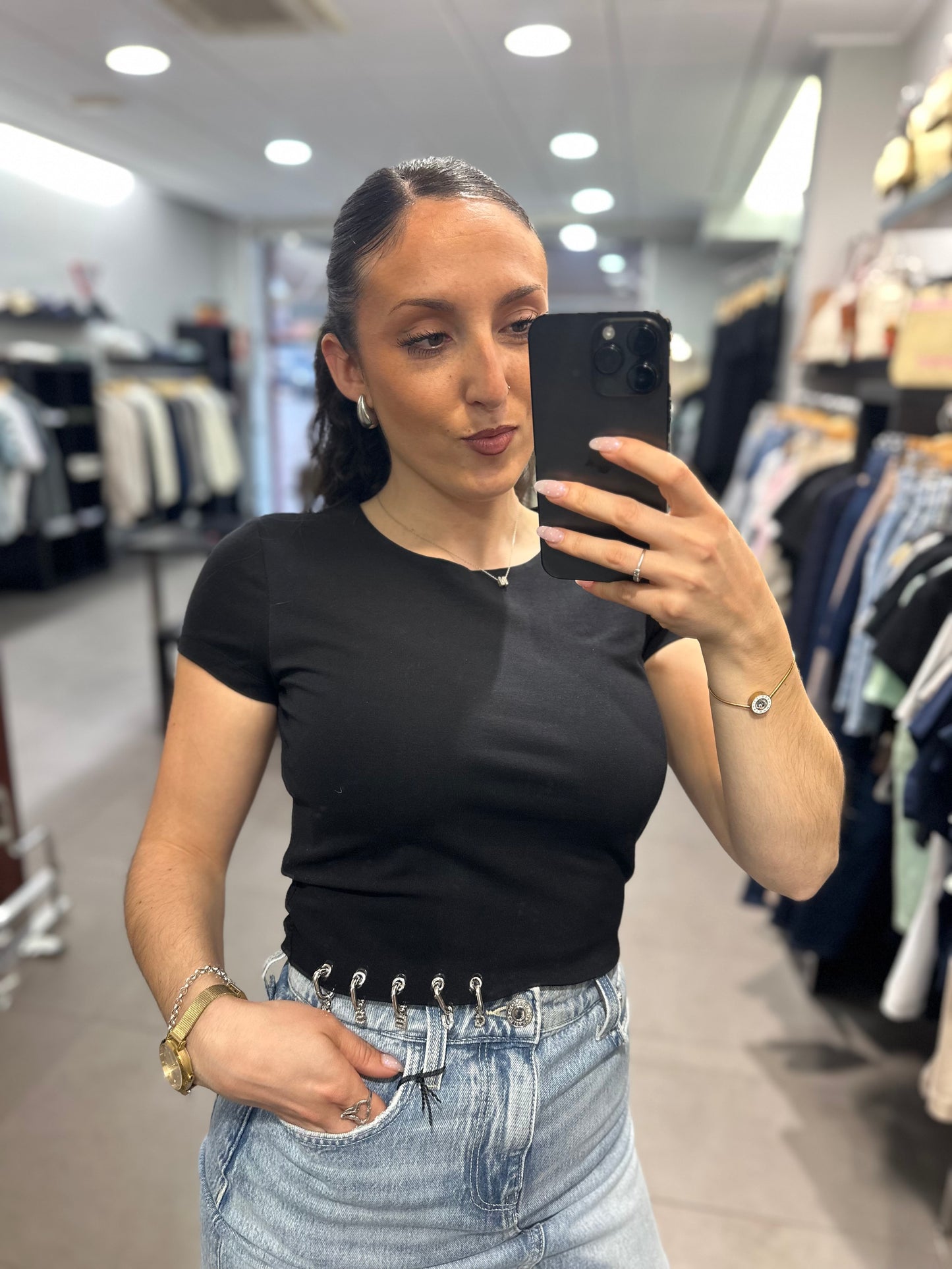 CAMISETA GUESS CROP NEGRA CON CHARMS CON EL LOGO
