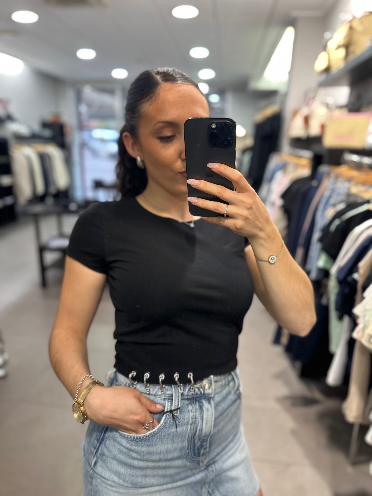 CAMISETA GUESS CROP NEGRA CON CHARMS CON EL LOGO
