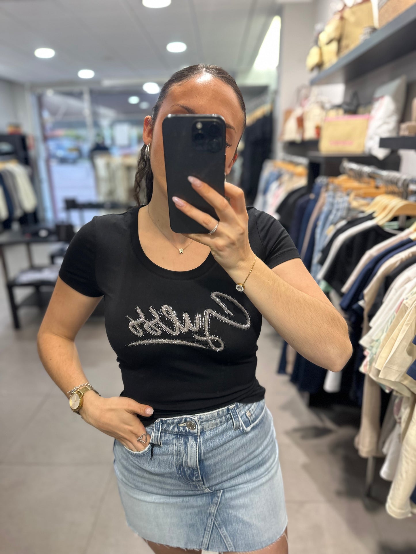 CAMISETA GUESS NEGRA CON LOGO PLATEADO