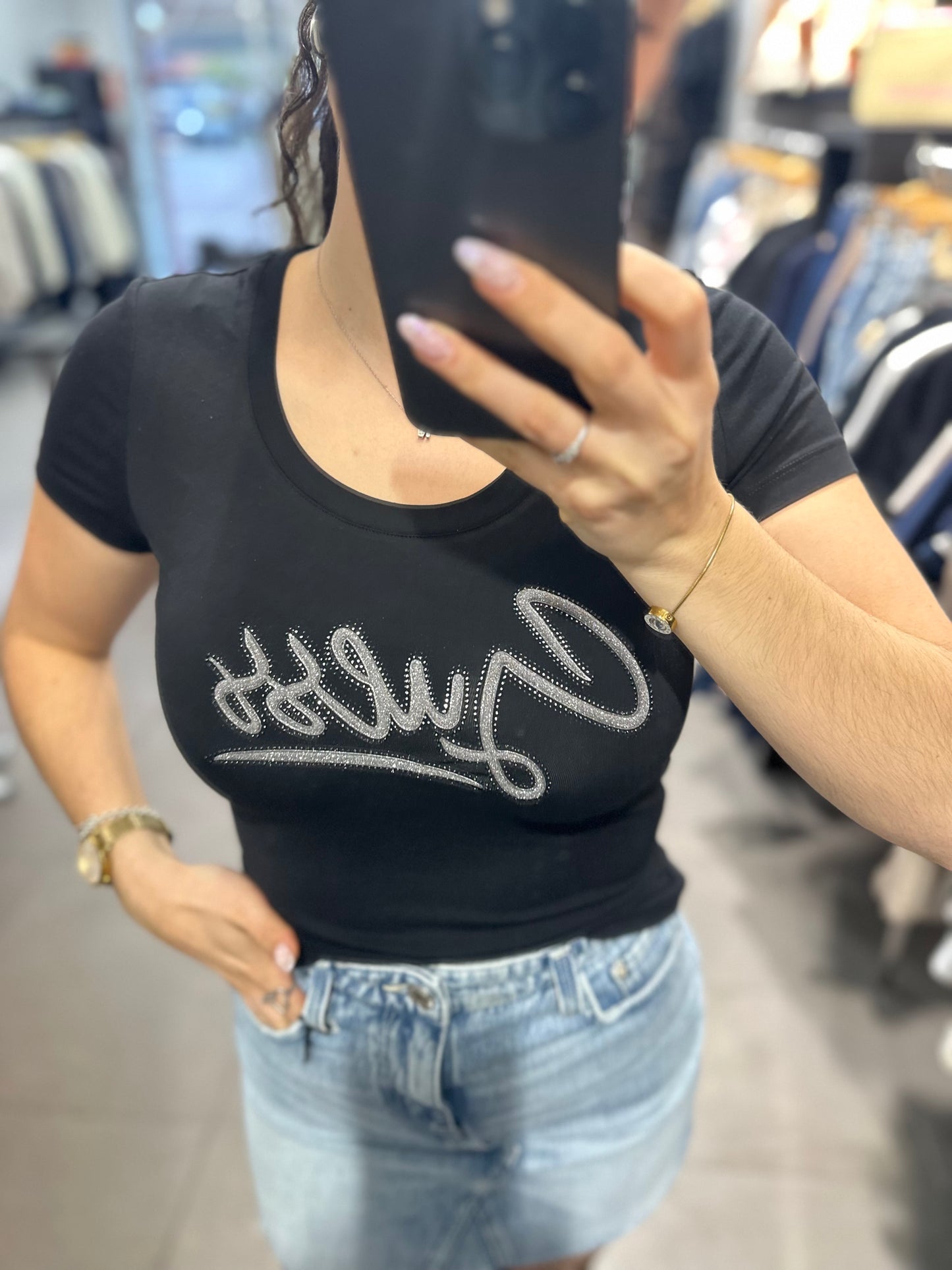 CAMISETA GUESS NEGRA CON LOGO PLATEADO