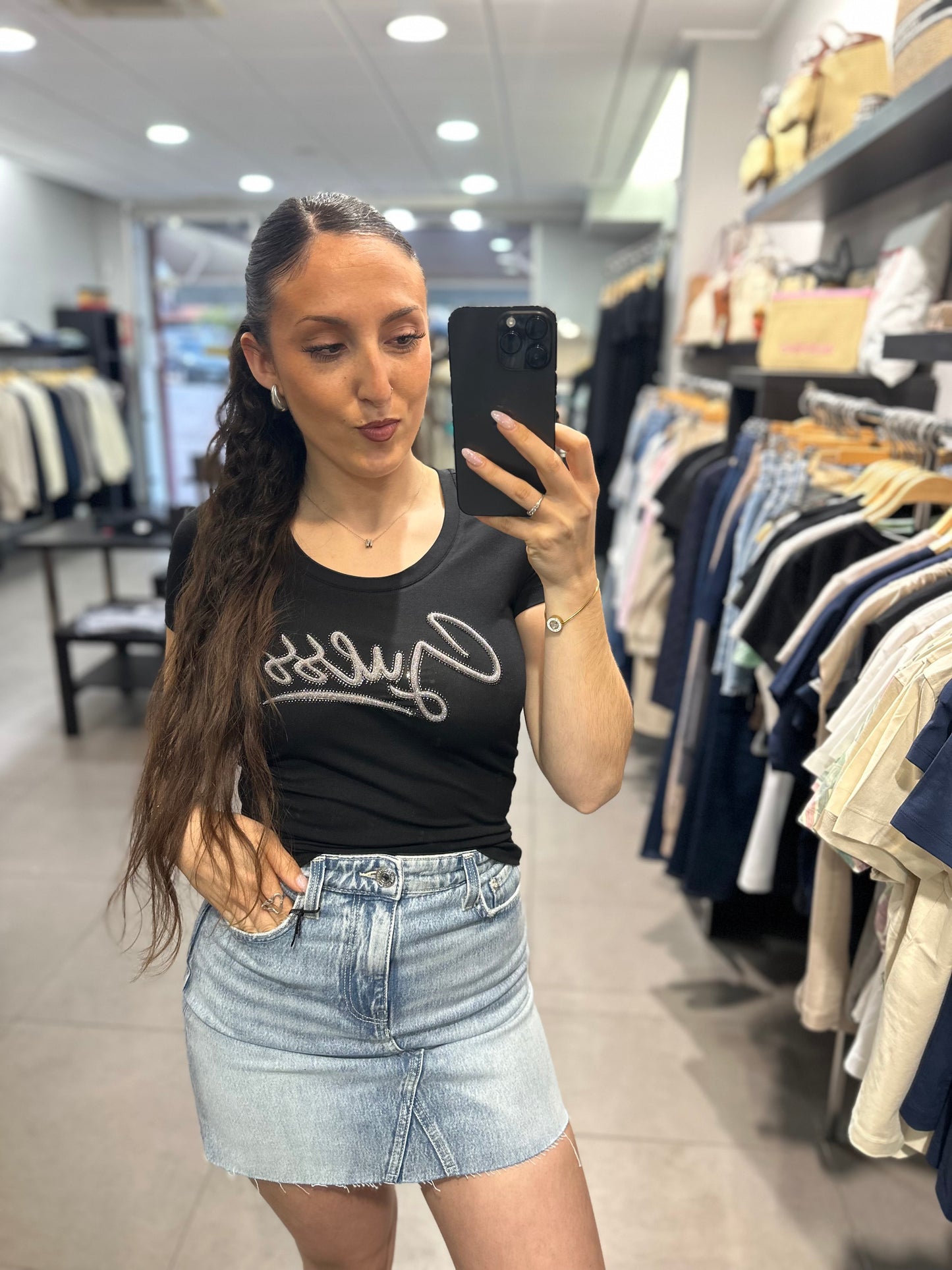 CAMISETA GUESS NEGRA CON LOGO PLATEADO