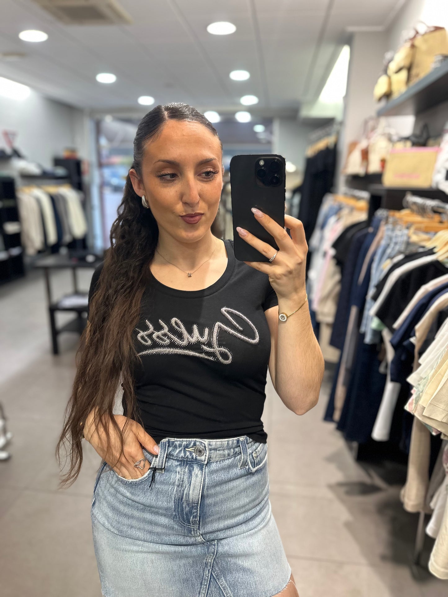 CAMISETA GUESS NEGRA CON LOGO PLATEADO