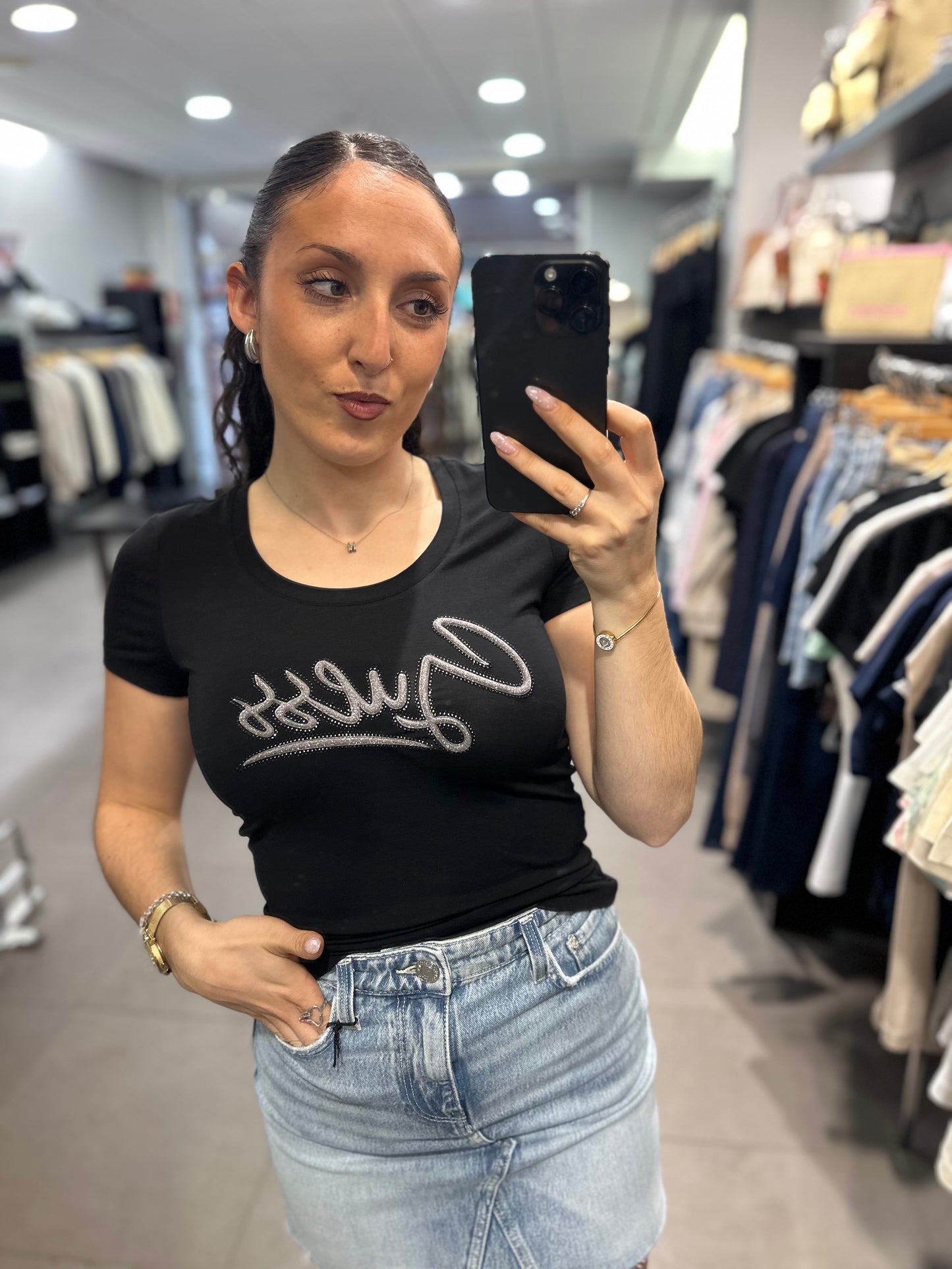 CAMISETA GUESS NEGRA CON LOGO PLATEADO