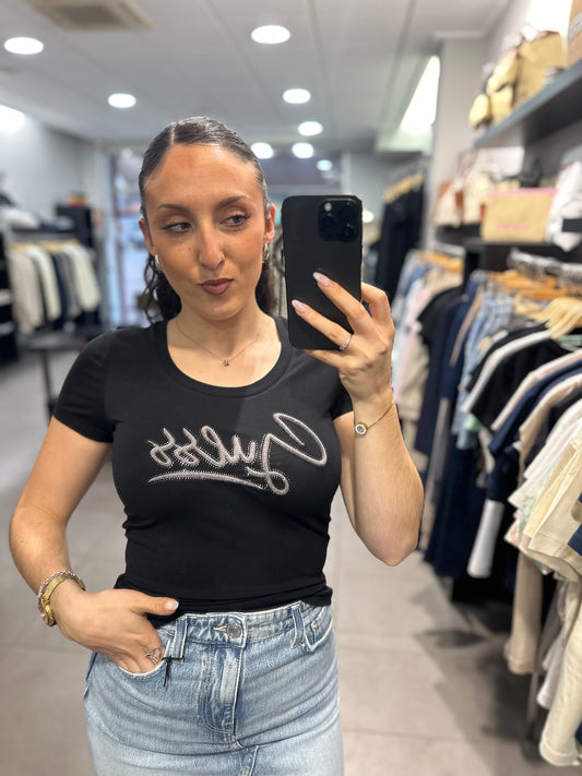 CAMISETA GUESS NEGRA CON LOGO PLATEADO