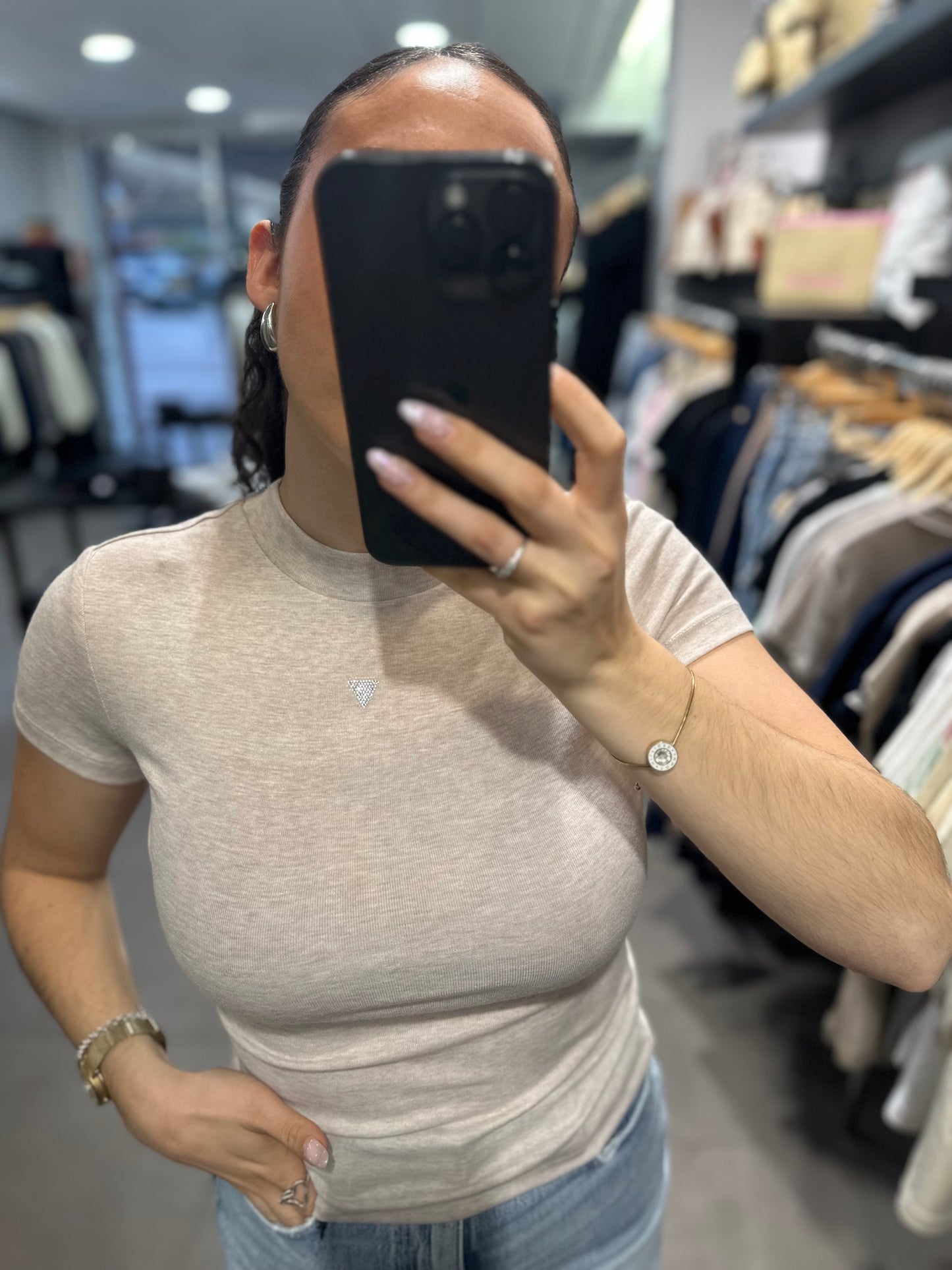 CAMISETA GUESS BEIGE JASPEADA CON LOGO TRIÁNGULO BRILLO