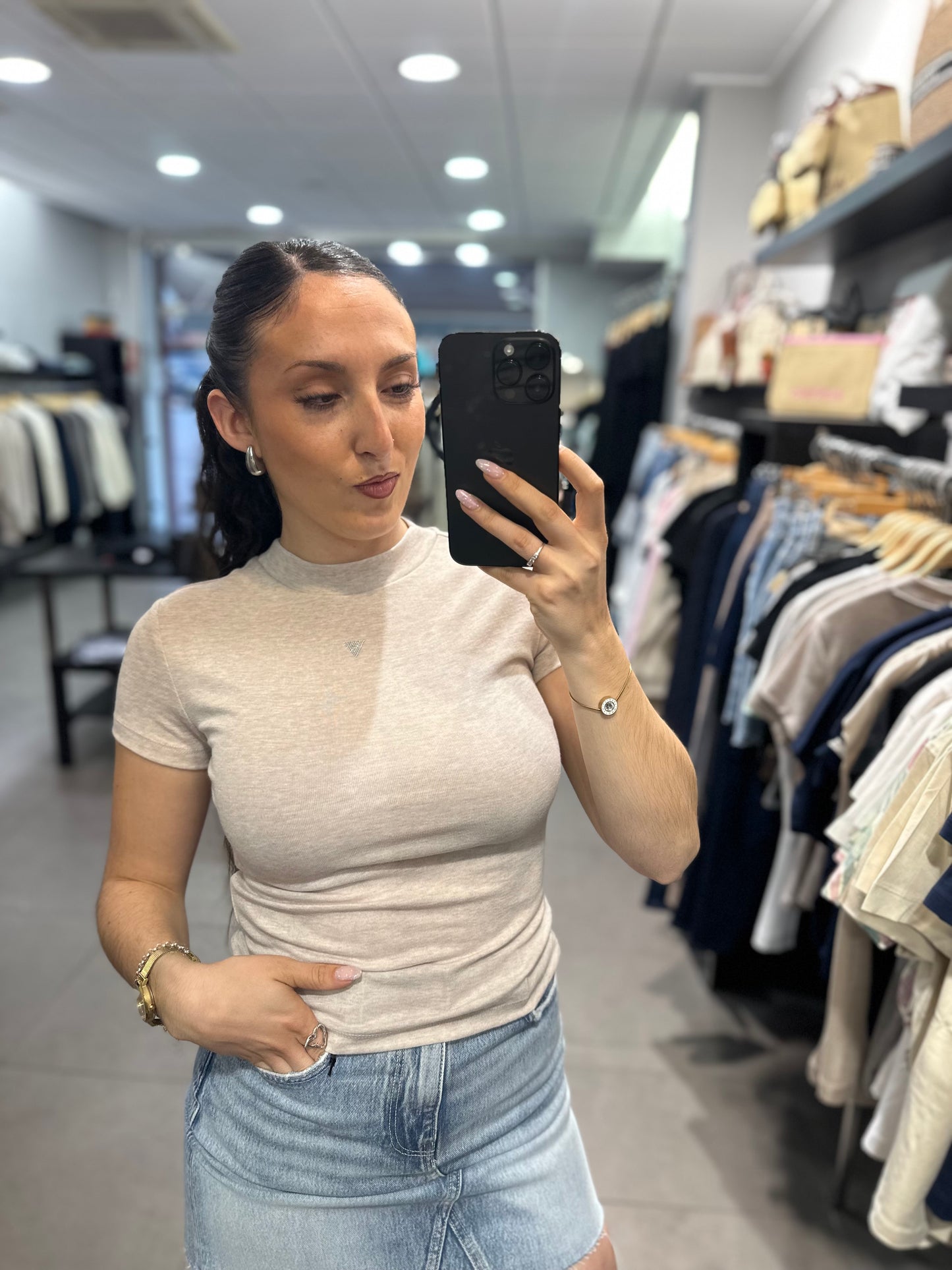 CAMISETA GUESS BEIGE JASPEADA CON LOGO TRIÁNGULO BRILLO