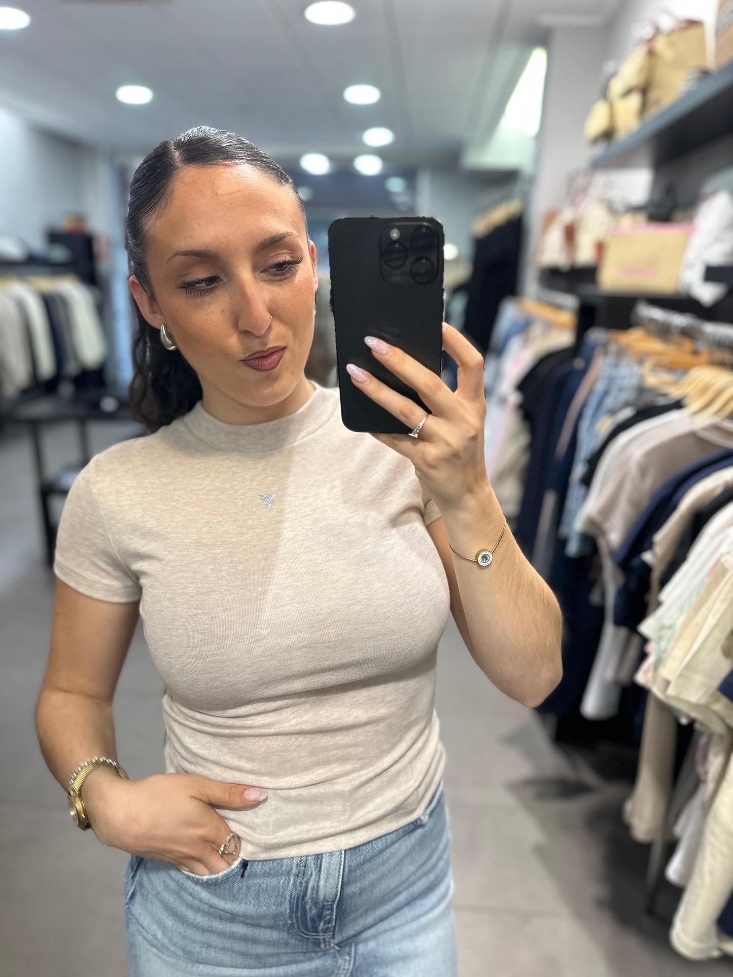 CAMISETA GUESS BEIGE JASPEADA CON LOGO TRIÁNGULO BRILLO
