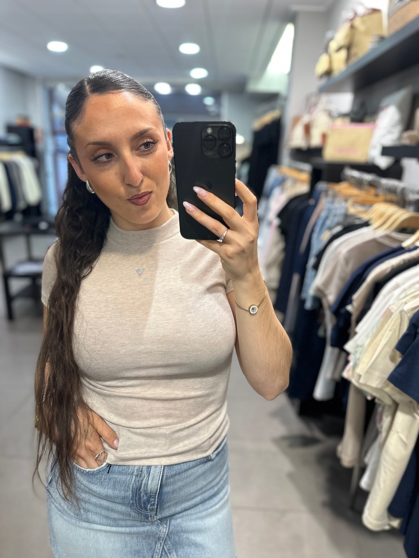 CAMISETA GUESS BEIGE JASPEADA CON LOGO TRIÁNGULO BRILLO
