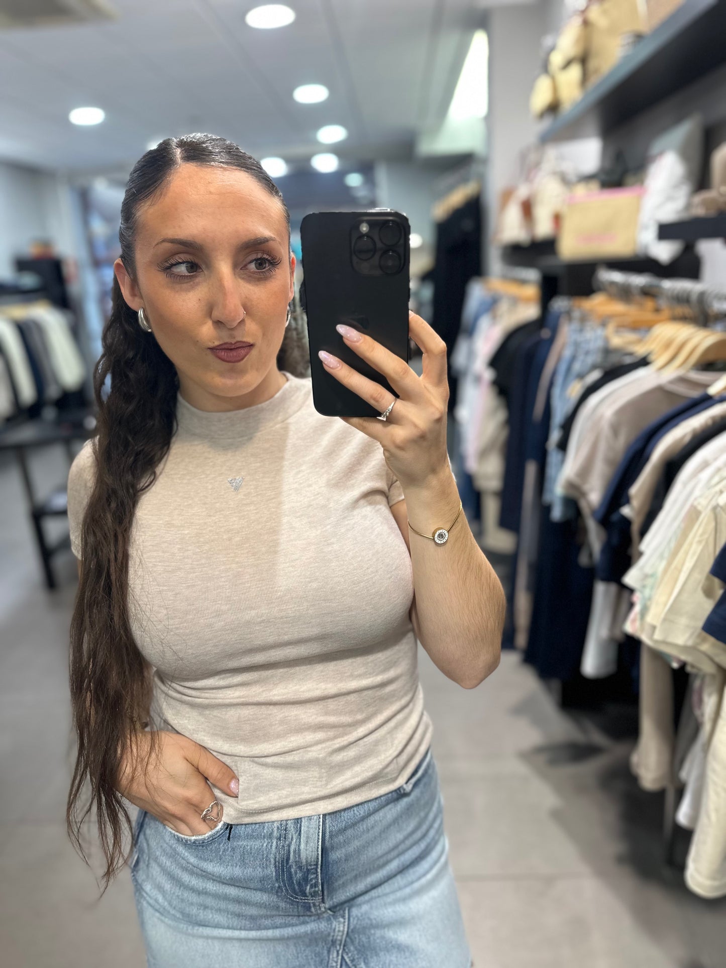 CAMISETA GUESS BEIGE JASPEADA CON LOGO TRIÁNGULO BRILLO
