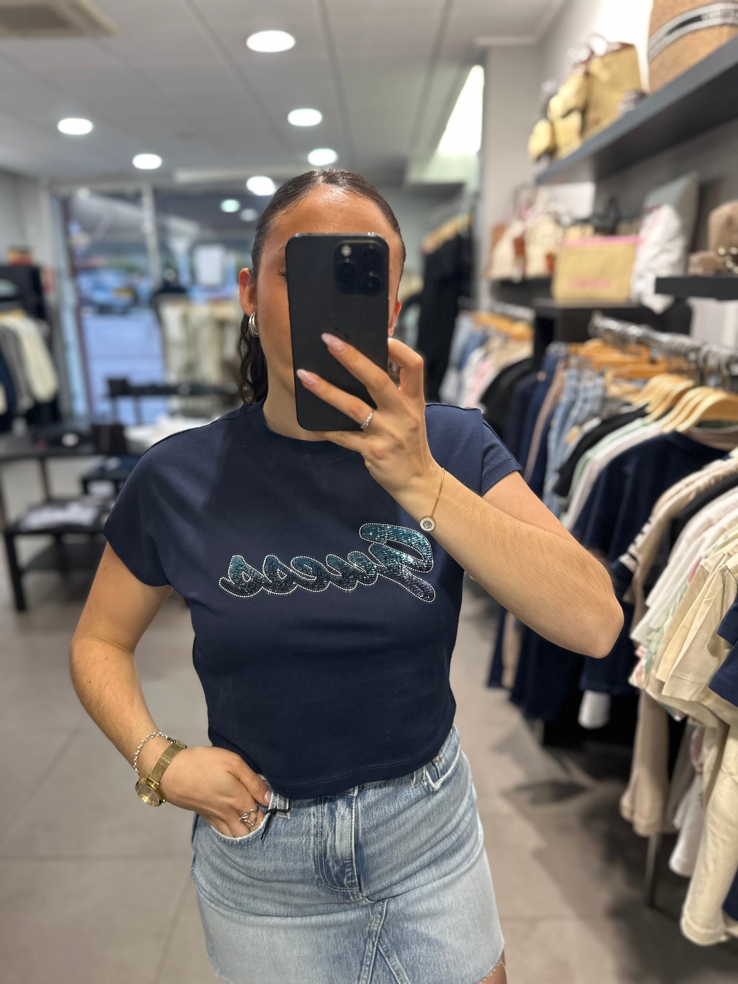 CAMISETA GUESS MARINA CROP CON LOGO BRILLO LENTEJUELAS AZULES DIFUMINADO