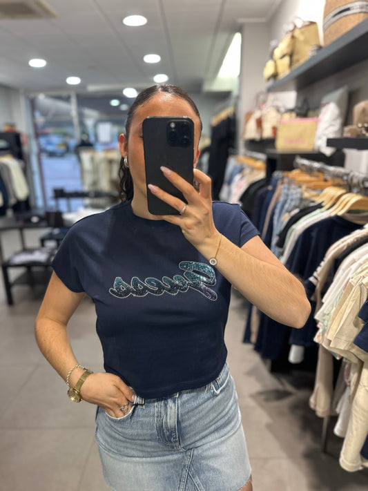 CAMISETA GUESS MARINA CROP CON LOGO BRILLO LENTEJUELAS AZULES DIFUMINADO