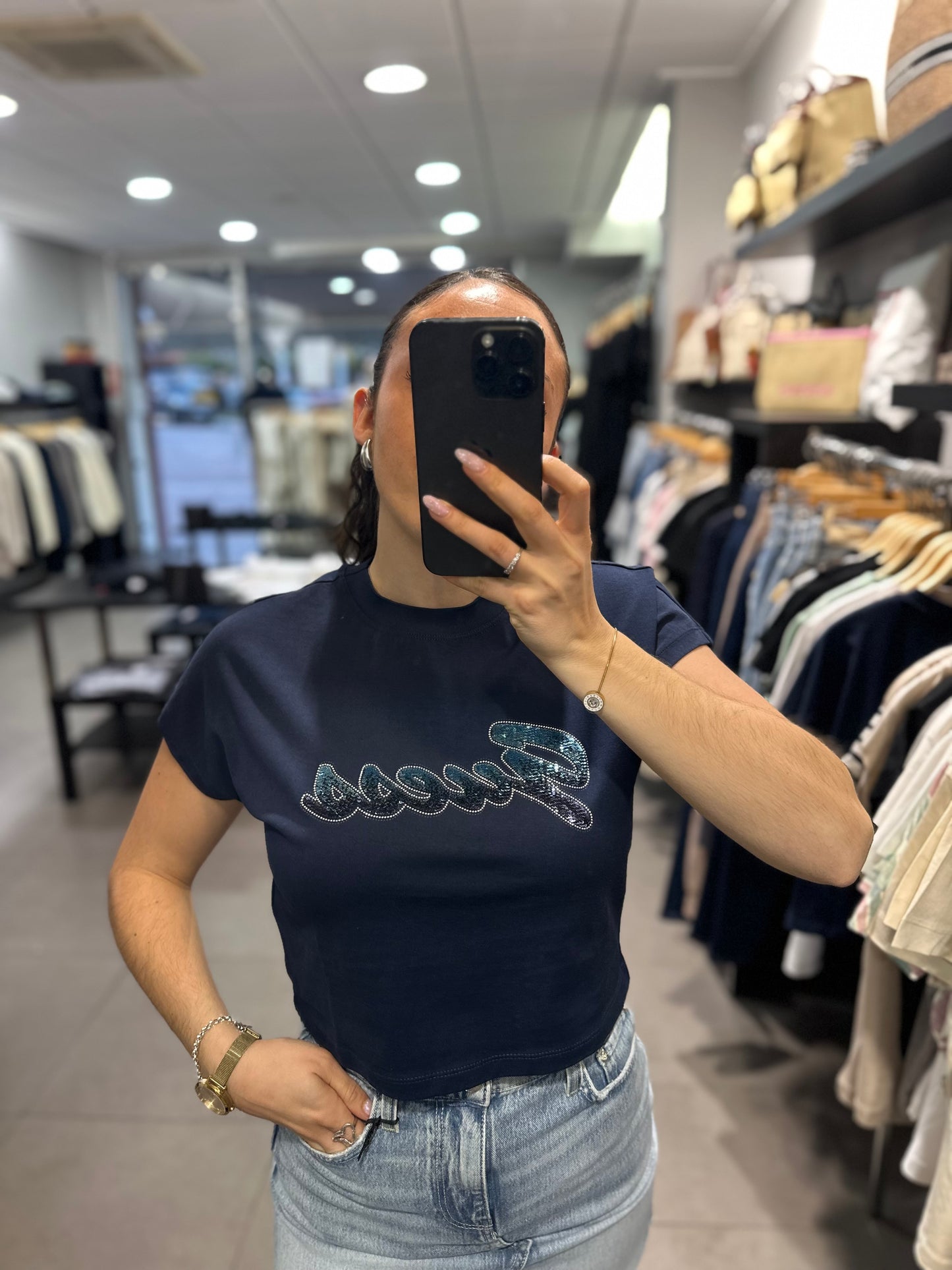 CAMISETA GUESS MARINA CROP CON LOGO BRILLO LENTEJUELAS AZULES DIFUMINADO