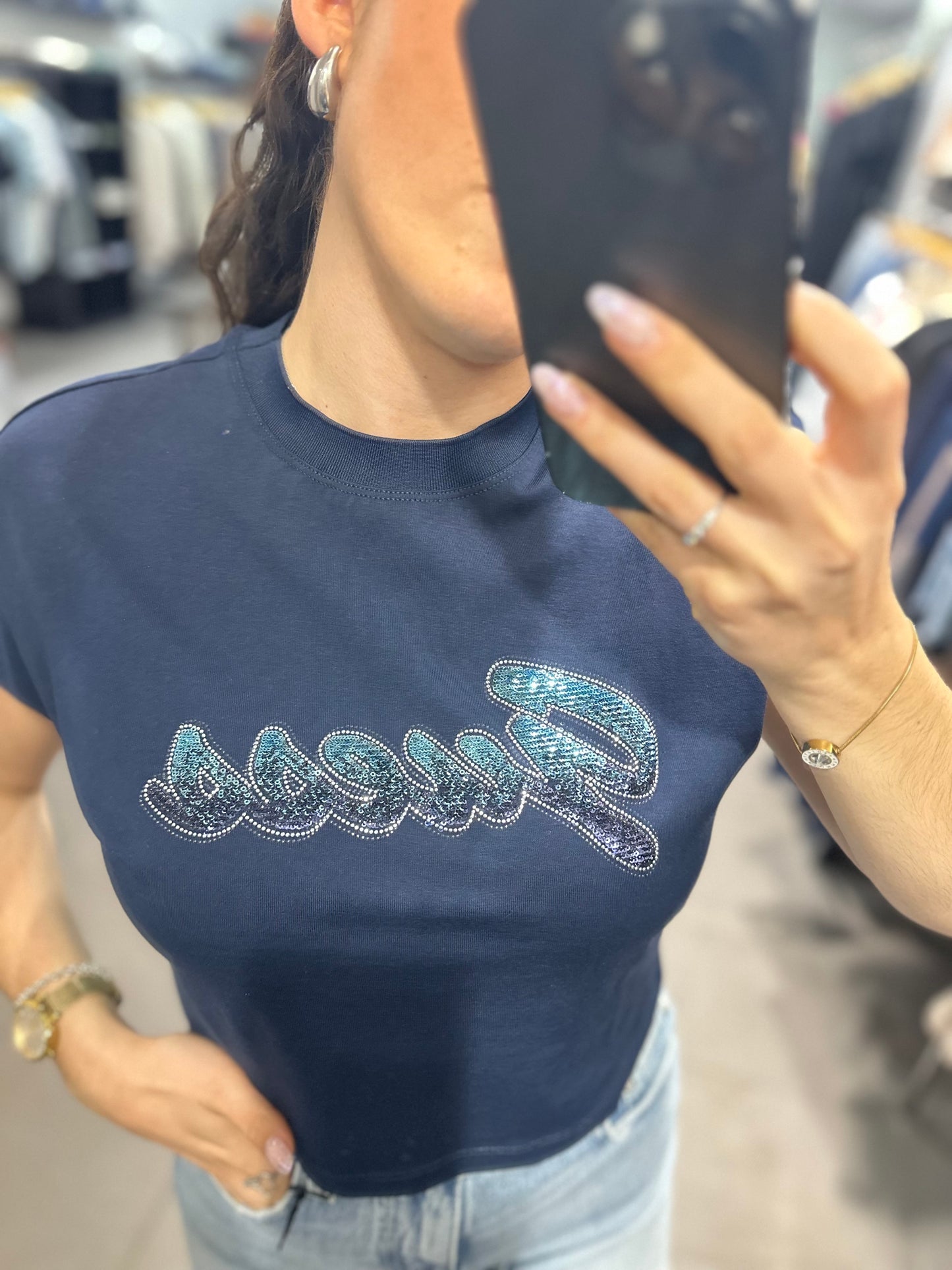 CAMISETA GUESS MARINA CROP CON LOGO BRILLO LENTEJUELAS AZULES DIFUMINADO