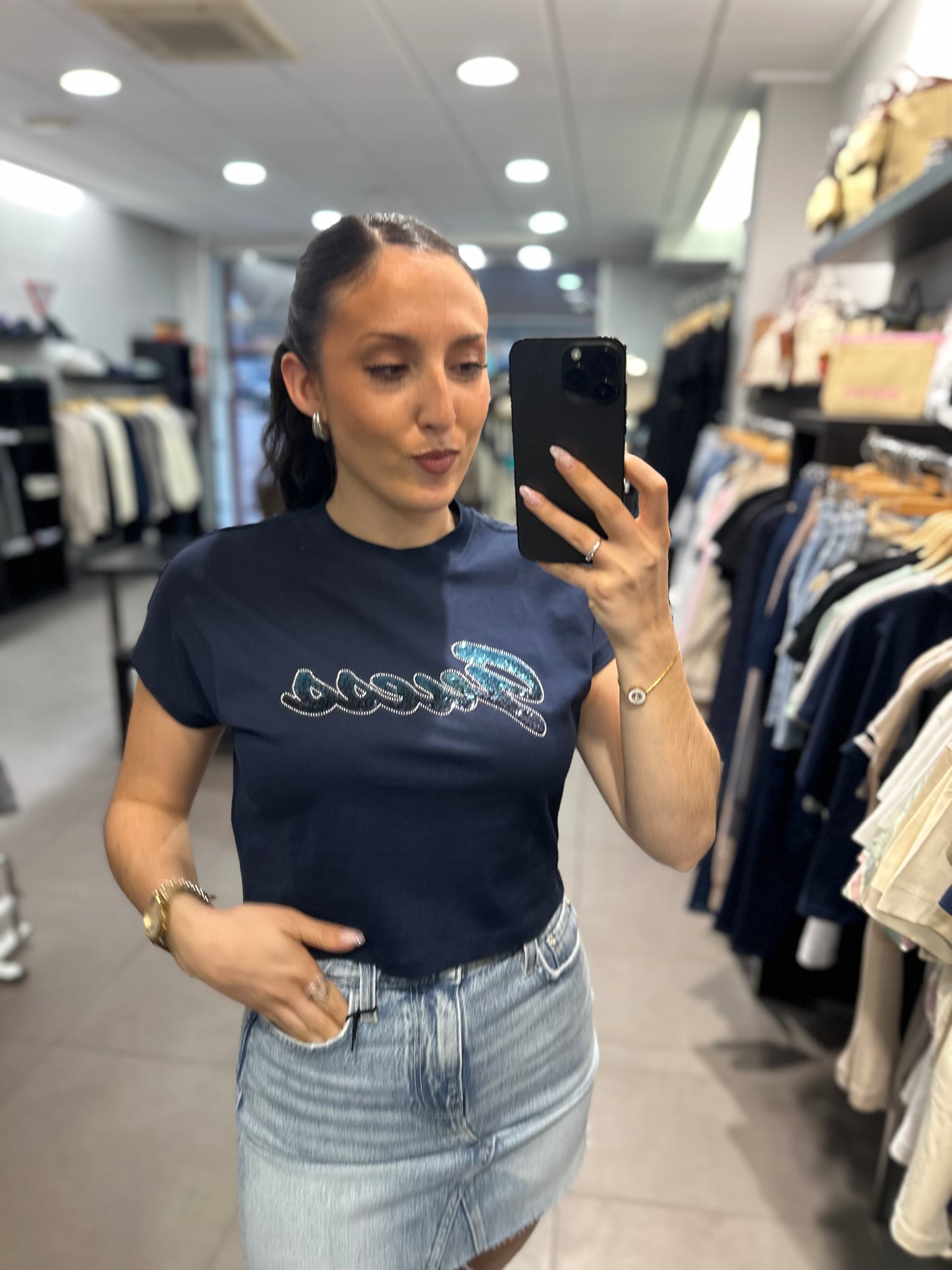 CAMISETA GUESS MARINA CROP CON LOGO BRILLO LENTEJUELAS AZULES DIFUMINADO