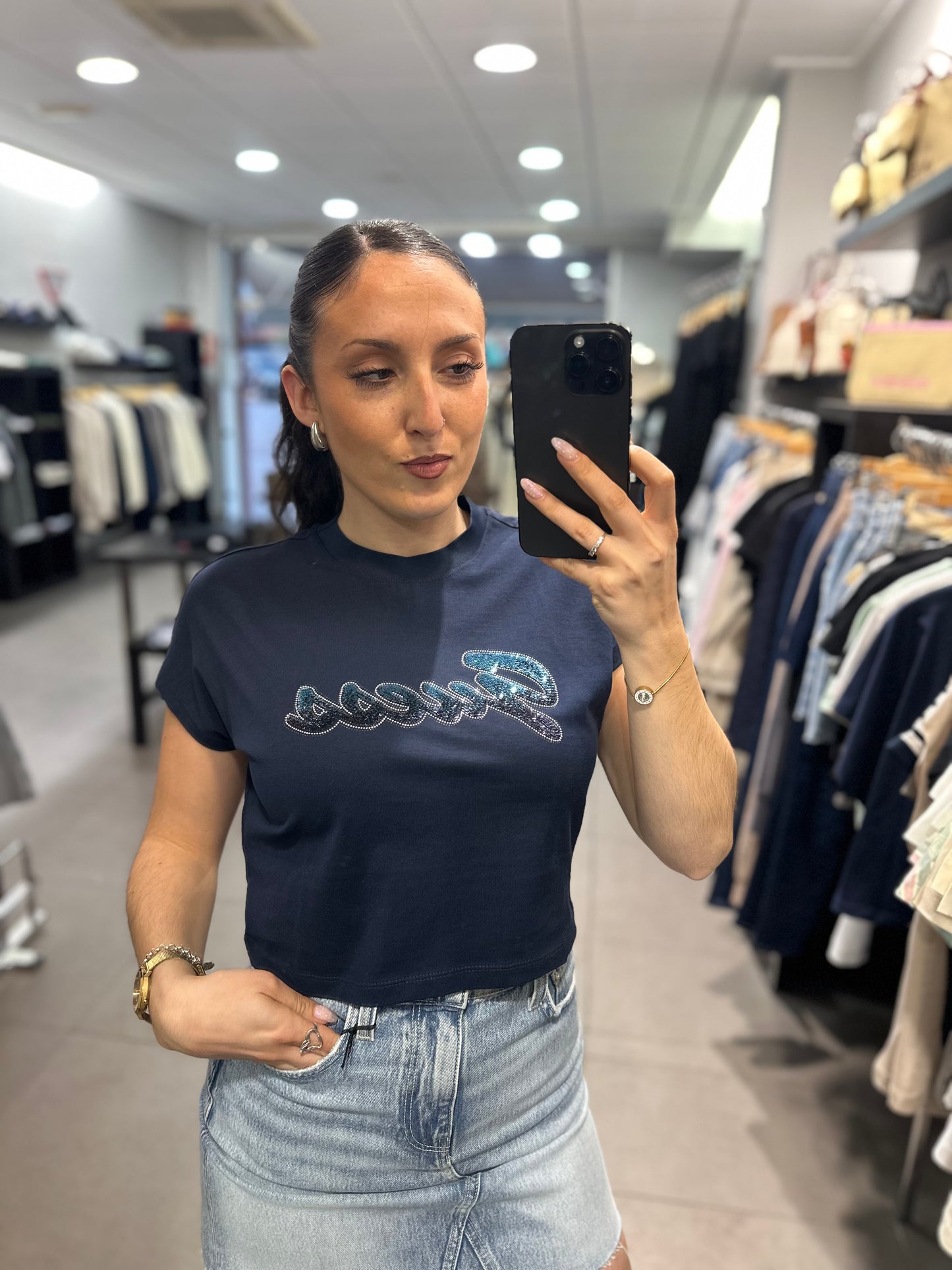 CAMISETA GUESS MARINA CROP CON LOGO BRILLO LENTEJUELAS AZULES DIFUMINADO