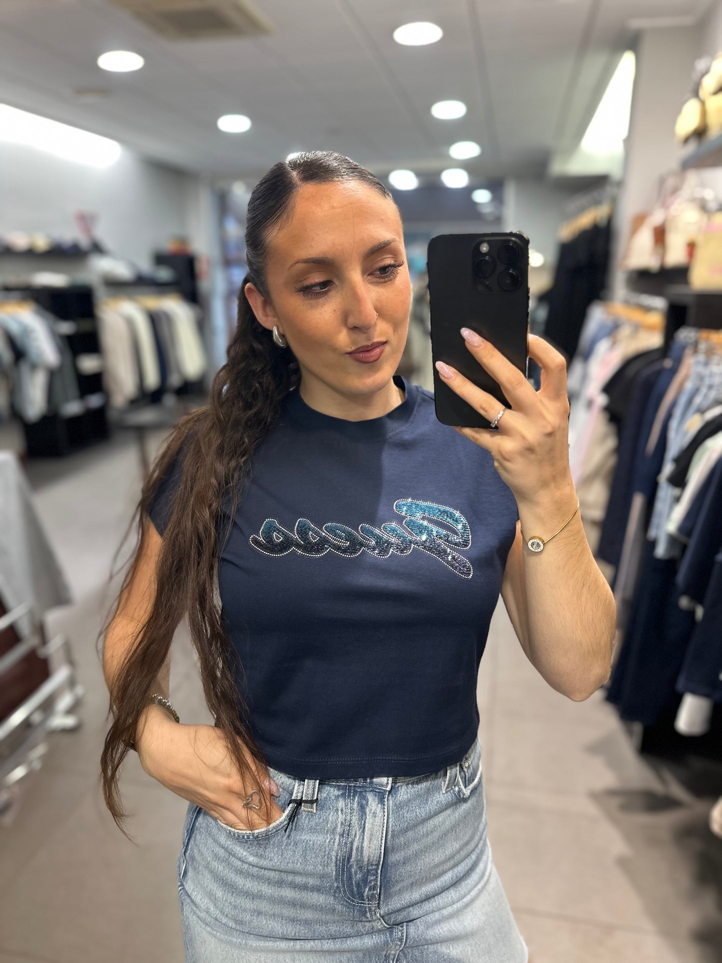 CAMISETA GUESS MARINA CROP CON LOGO BRILLO LENTEJUELAS AZULES DIFUMINADO