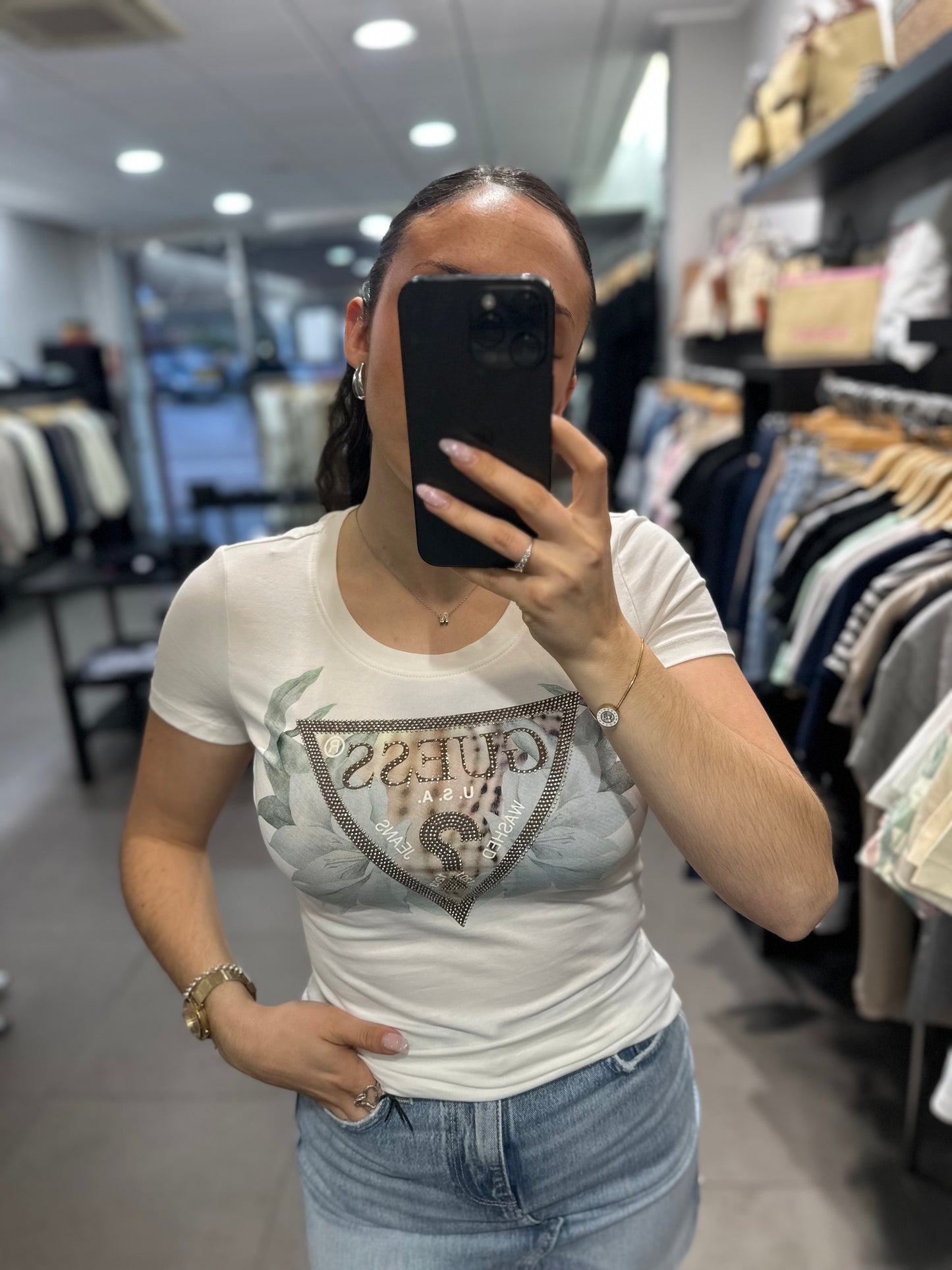 CAMISETA GUESS BLANCA CON LOGO FLORES Y TRIÁNGULO CHOCOLATE CON BRILLOS PLATEADOS Y DORADOS