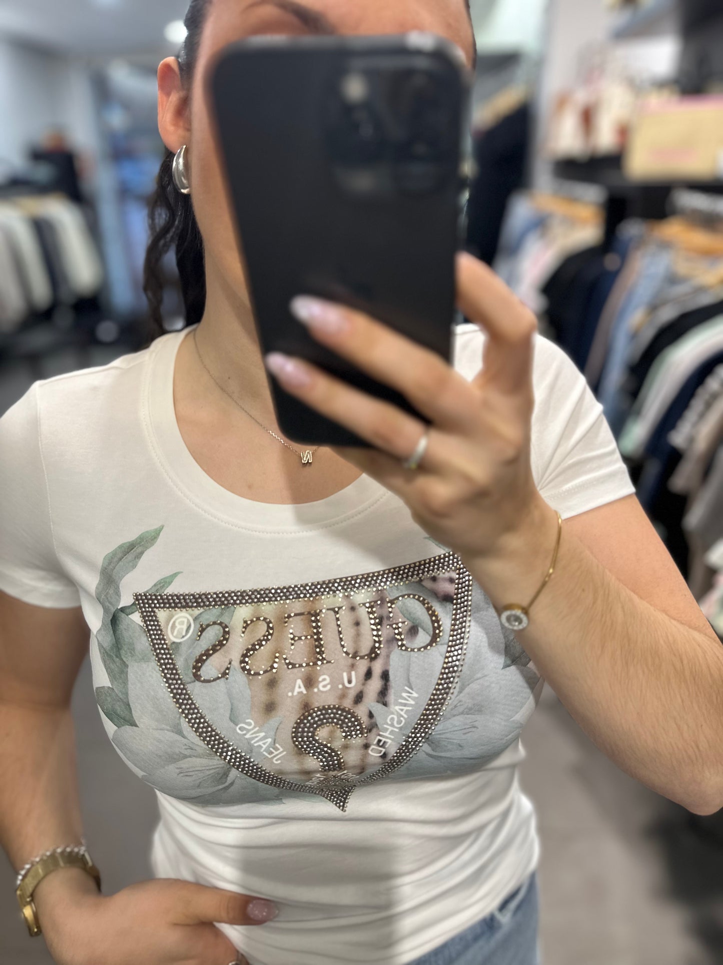 CAMISETA GUESS BLANCA CON LOGO FLORES Y TRIÁNGULO CHOCOLATE CON BRILLOS PLATEADOS Y DORADOS