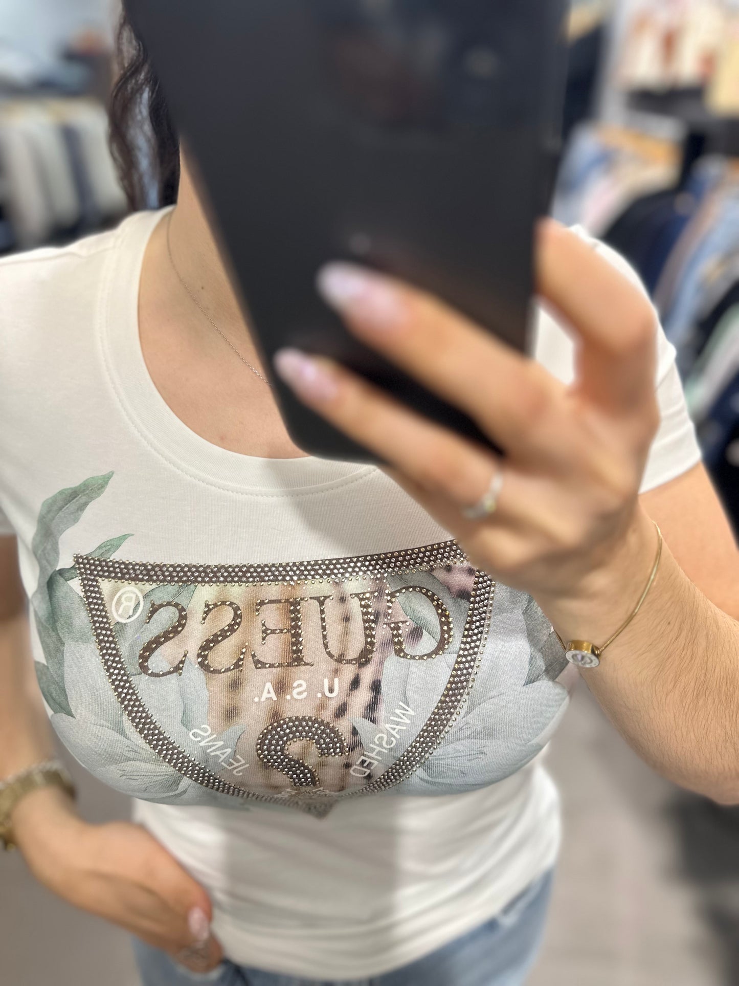 CAMISETA GUESS BLANCA CON LOGO FLORES Y TRIÁNGULO CHOCOLATE CON BRILLOS PLATEADOS Y DORADOS