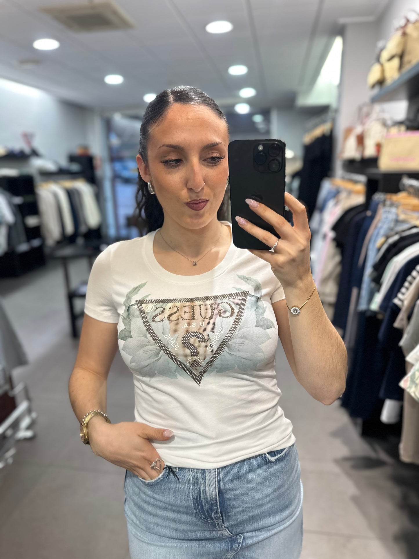 CAMISETA GUESS BLANCA CON LOGO FLORES Y TRIÁNGULO CHOCOLATE CON BRILLOS PLATEADOS Y DORADOS