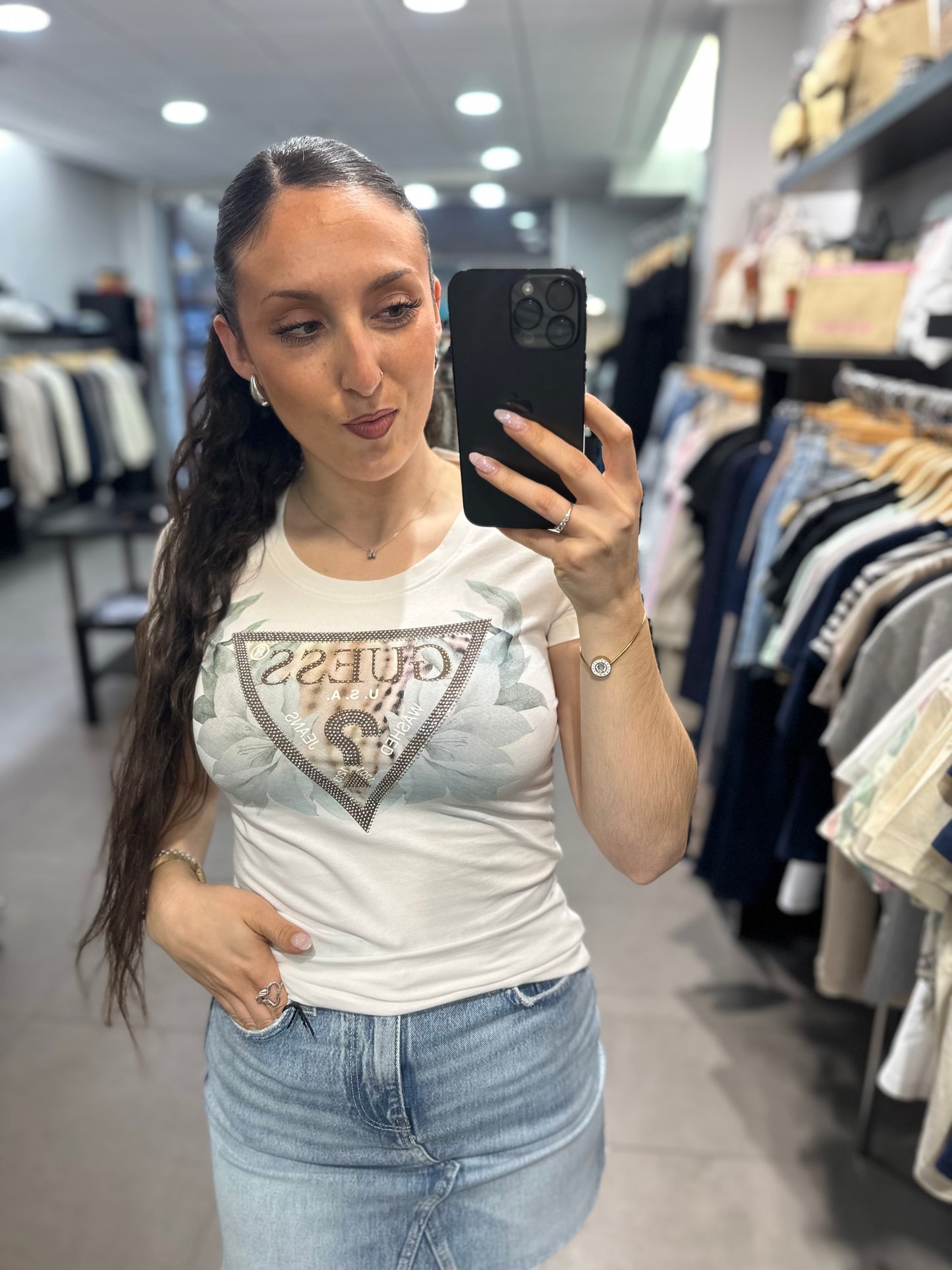 CAMISETA GUESS BLANCA CON LOGO FLORES Y TRIÁNGULO CHOCOLATE CON BRILLOS PLATEADOS Y DORADOS