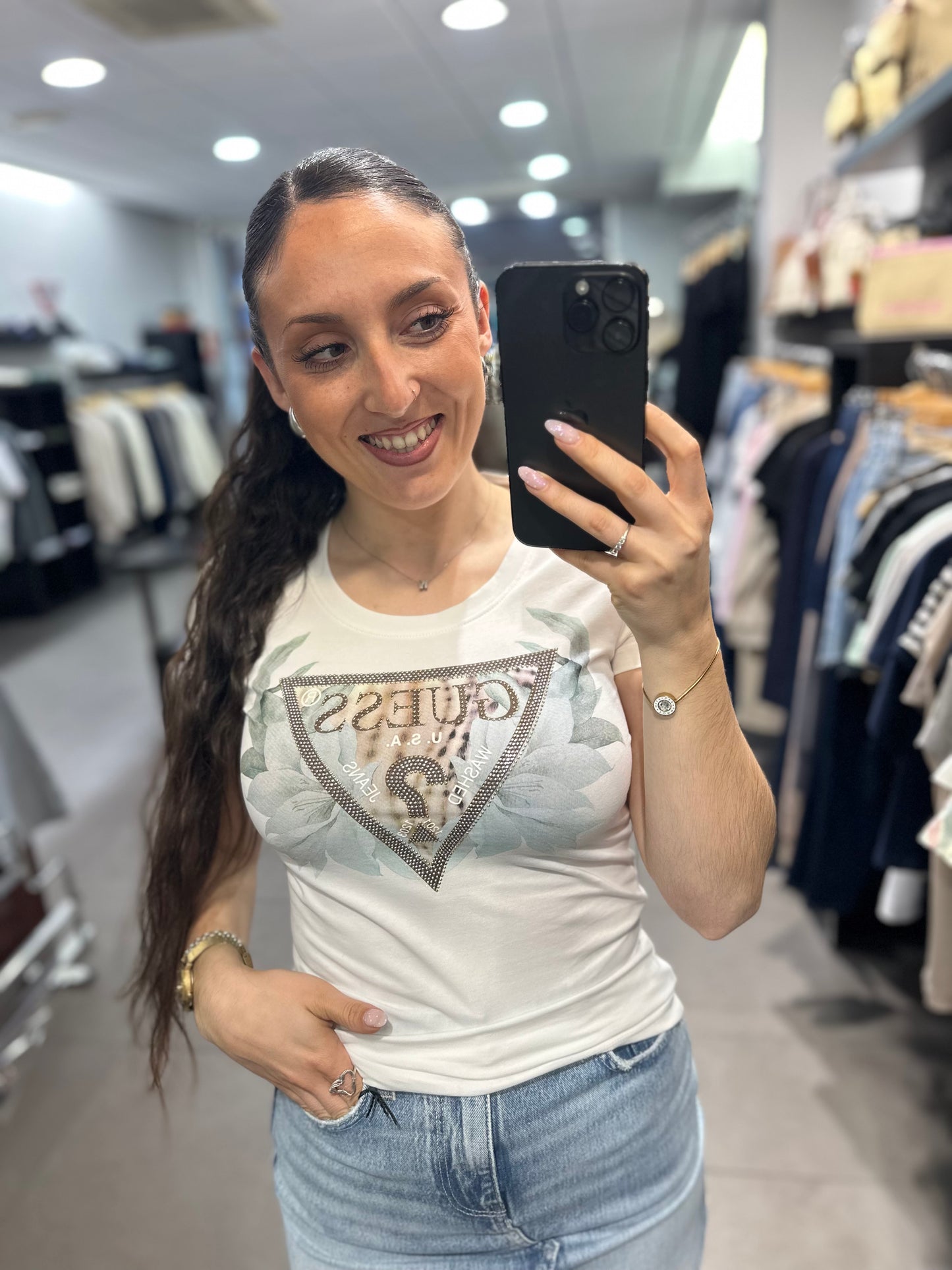 CAMISETA GUESS BLANCA CON LOGO FLORES Y TRIÁNGULO CHOCOLATE CON BRILLOS PLATEADOS Y DORADOS