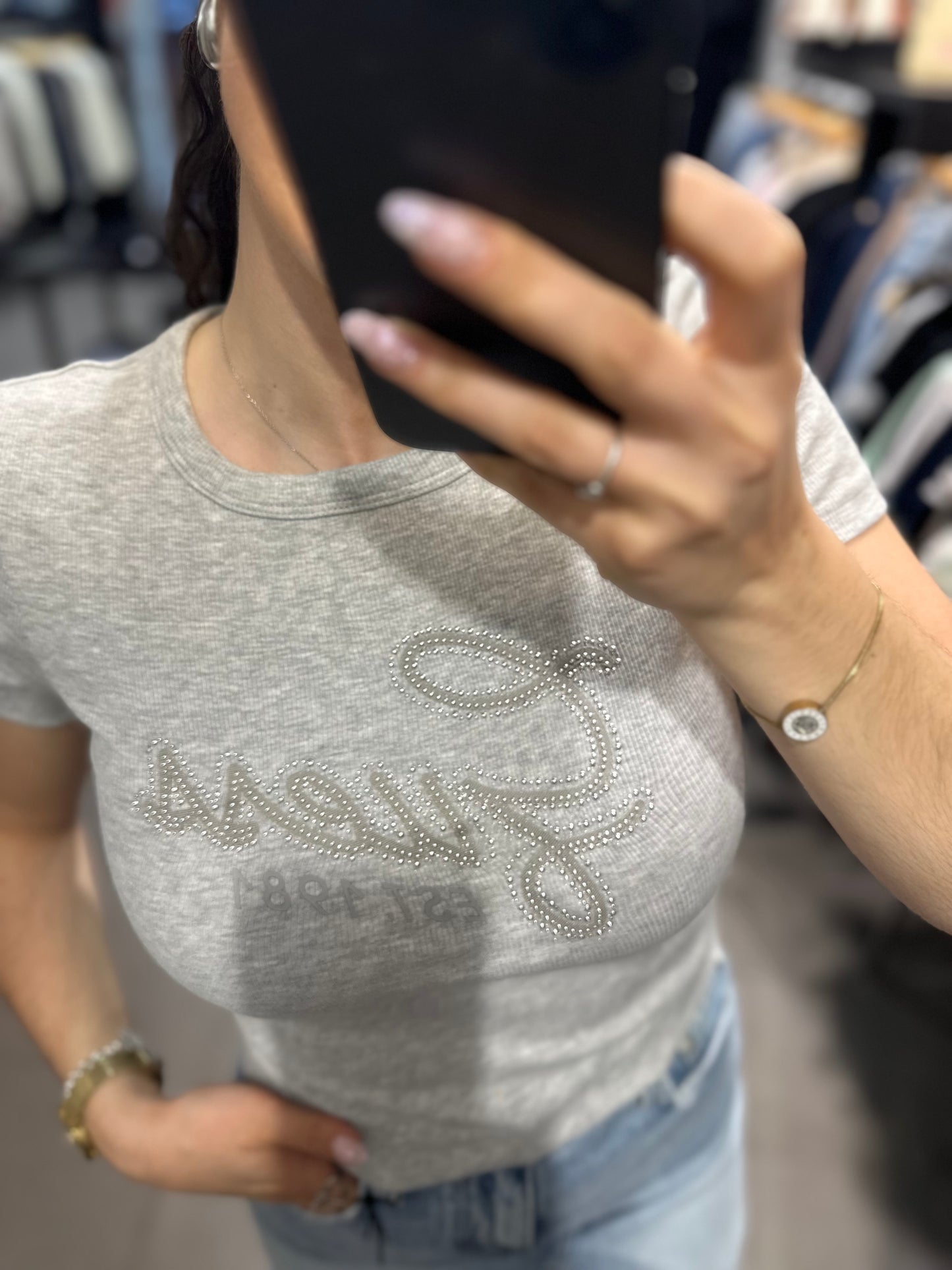 CAMISETA GUESS GRIS CROP CANALÉ CON LOGO BRILLO