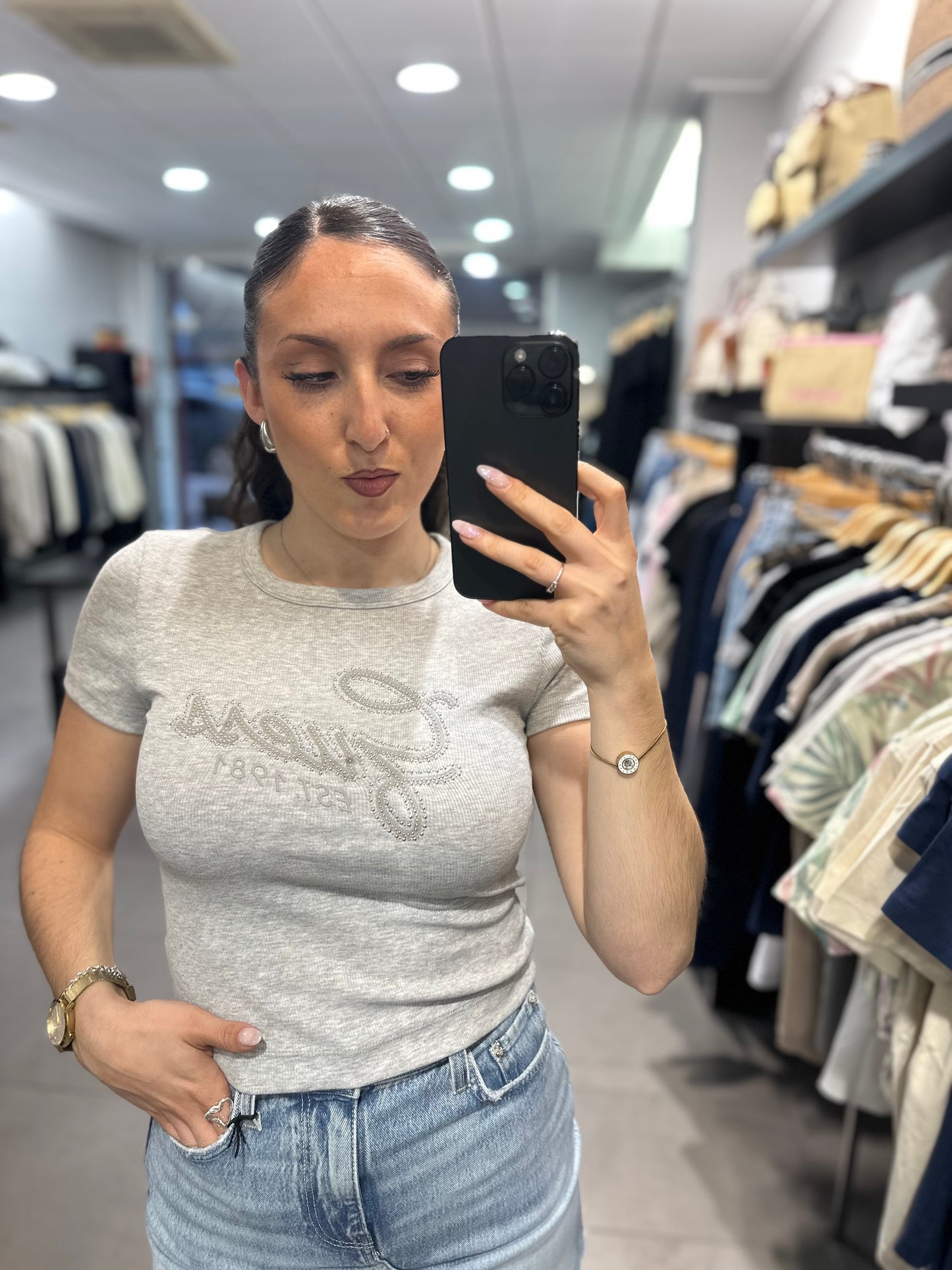 CAMISETA GUESS GRIS CROP CANALÉ CON LOGO BRILLO