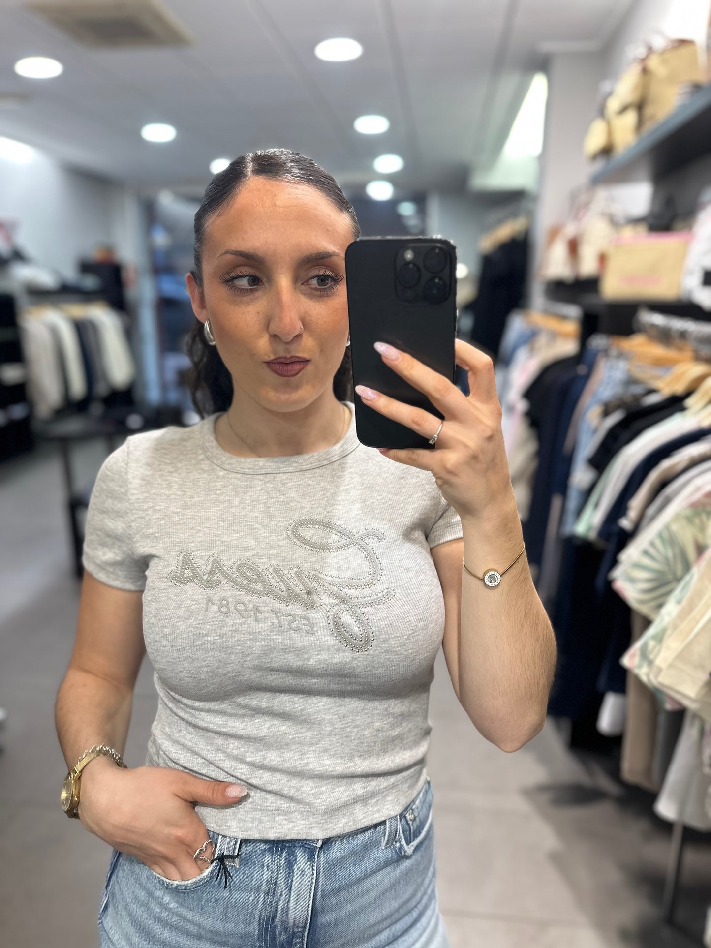 CAMISETA GUESS GRIS CROP CANALÉ CON LOGO BRILLO