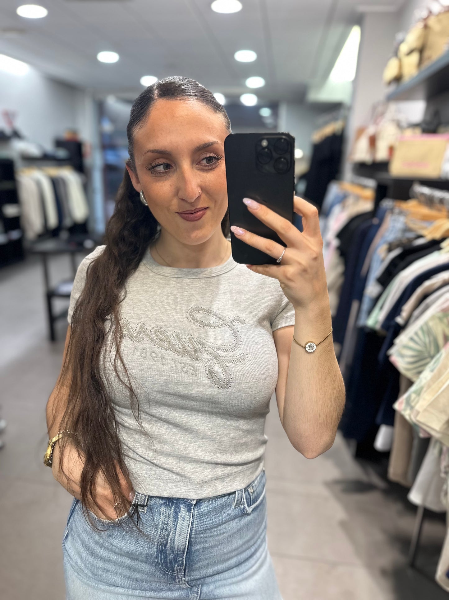 CAMISETA GUESS GRIS CROP CANALÉ CON LOGO BRILLO