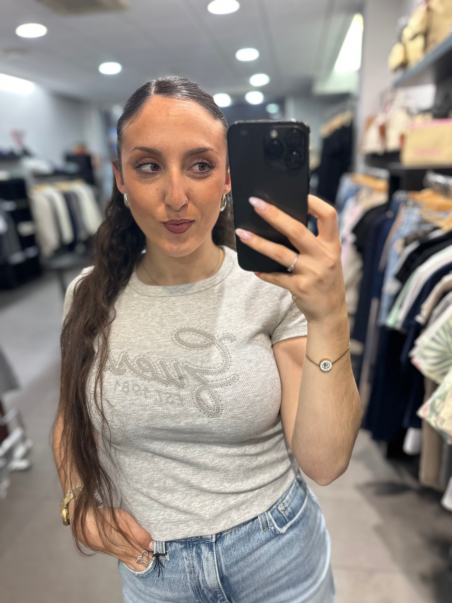 CAMISETA GUESS GRIS CROP CANALÉ CON LOGO BRILLO