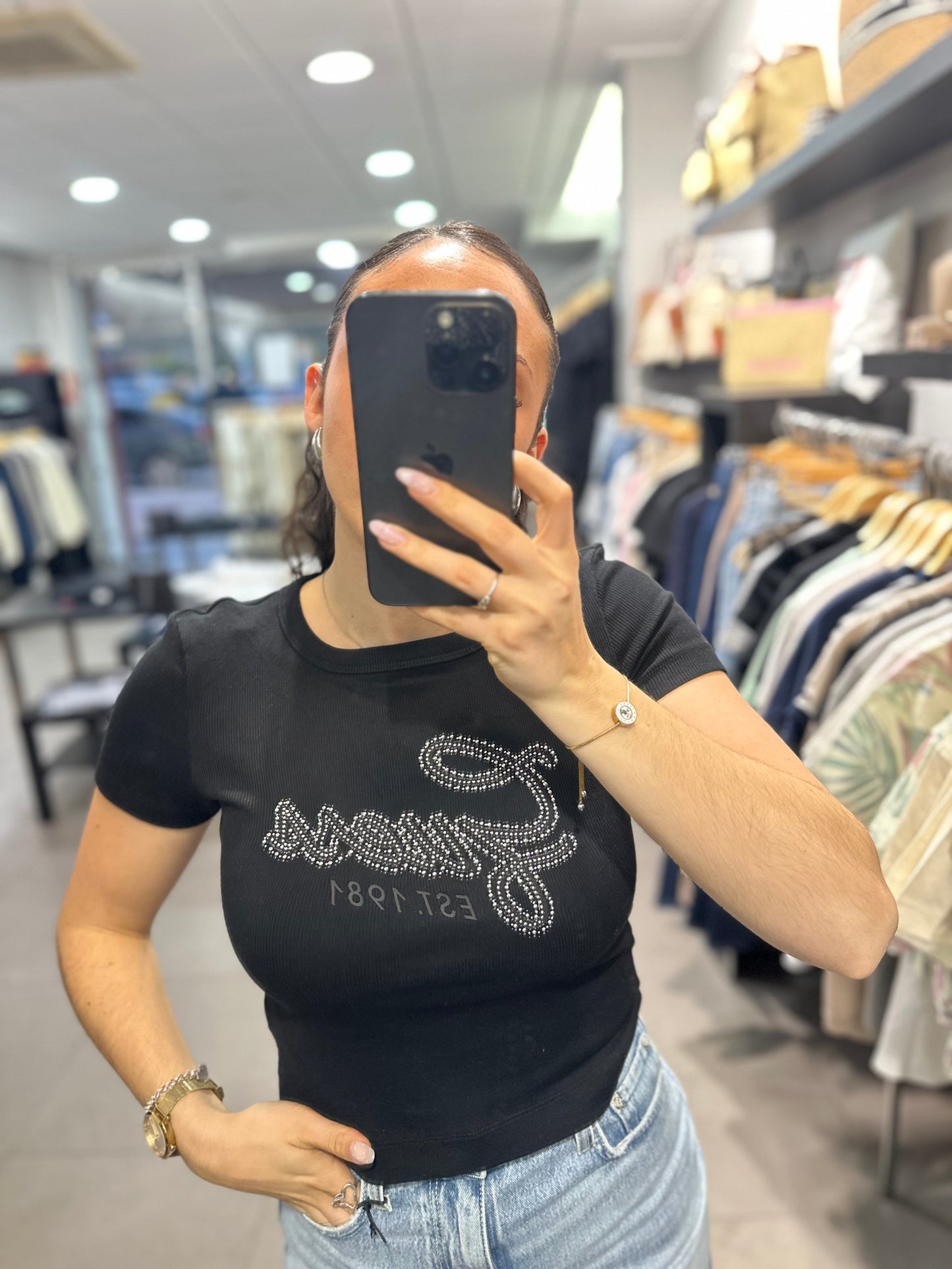 CAMISETA GUESS NEGRA CROP CANALÉ CON LOGO BRILLO