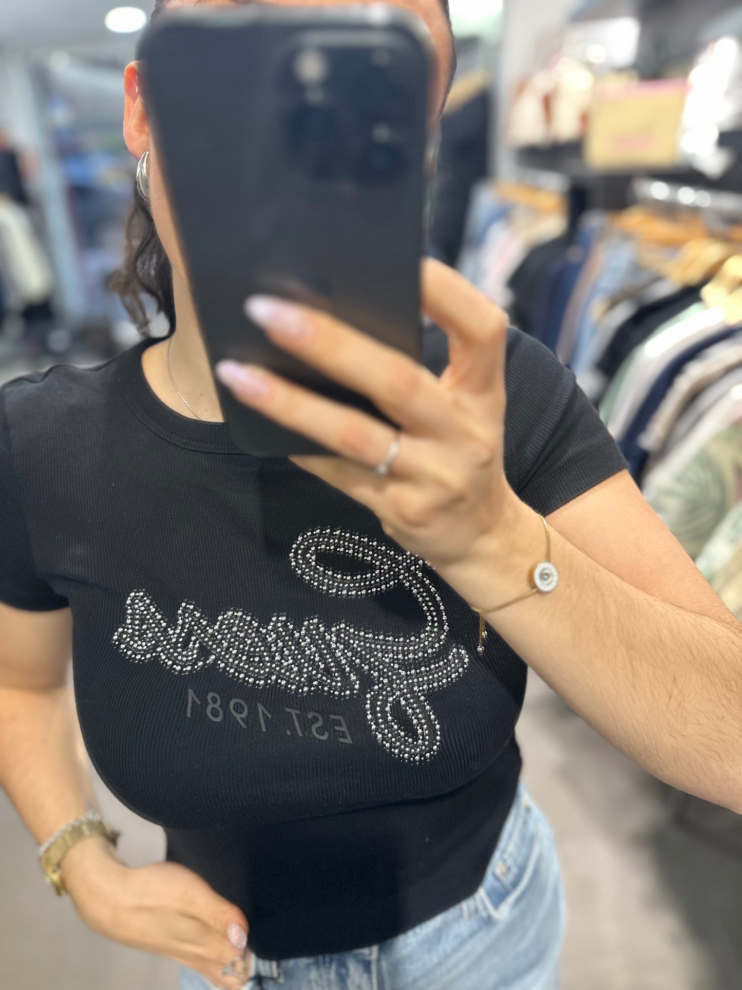 CAMISETA GUESS NEGRA CROP CANALÉ CON LOGO BRILLO