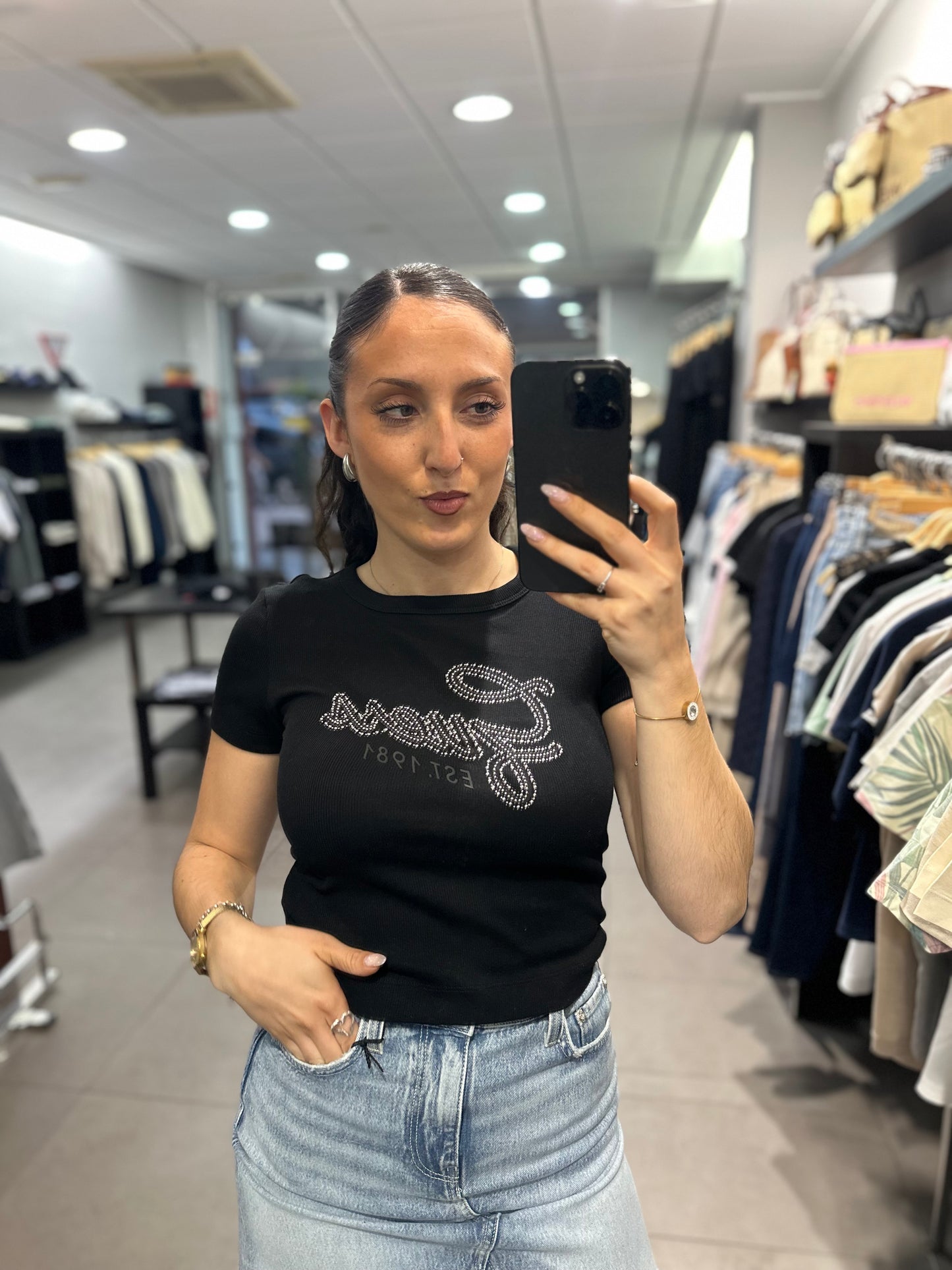 CAMISETA GUESS NEGRA CROP CANALÉ CON LOGO BRILLO
