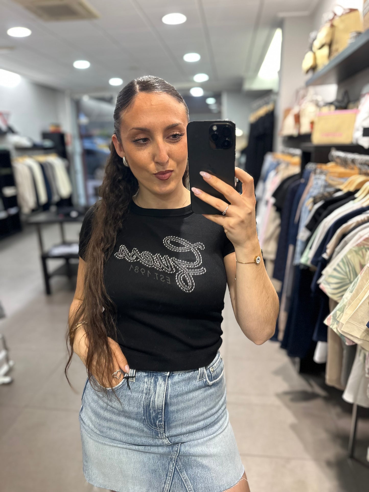 CAMISETA GUESS NEGRA CROP CANALÉ CON LOGO BRILLO