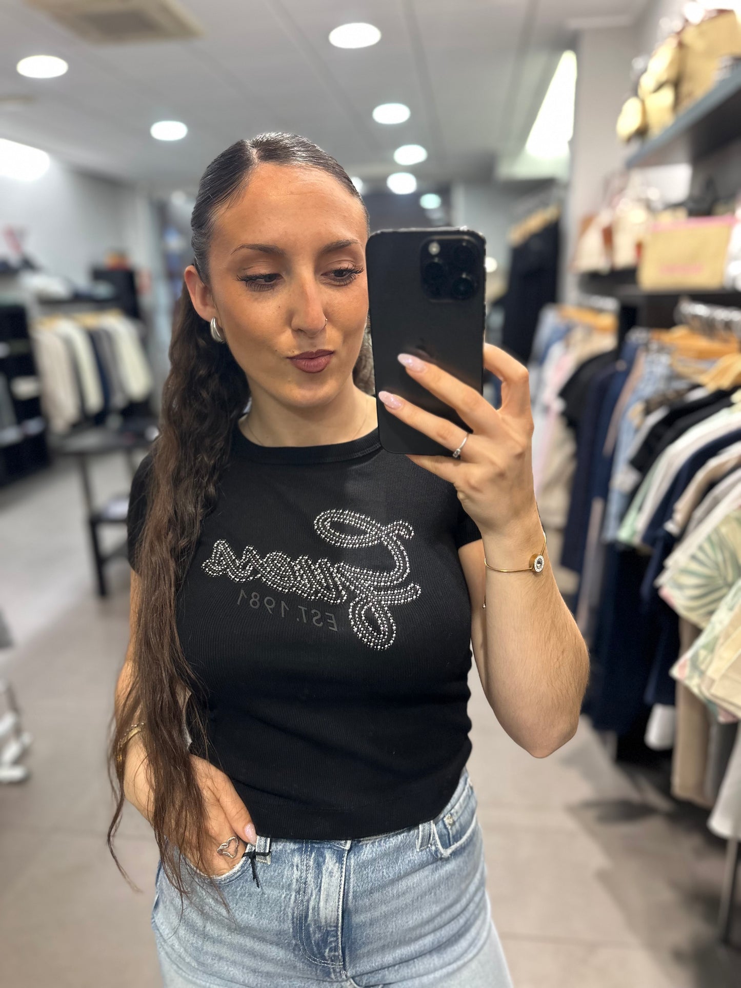 CAMISETA GUESS NEGRA CROP CANALÉ CON LOGO BRILLO