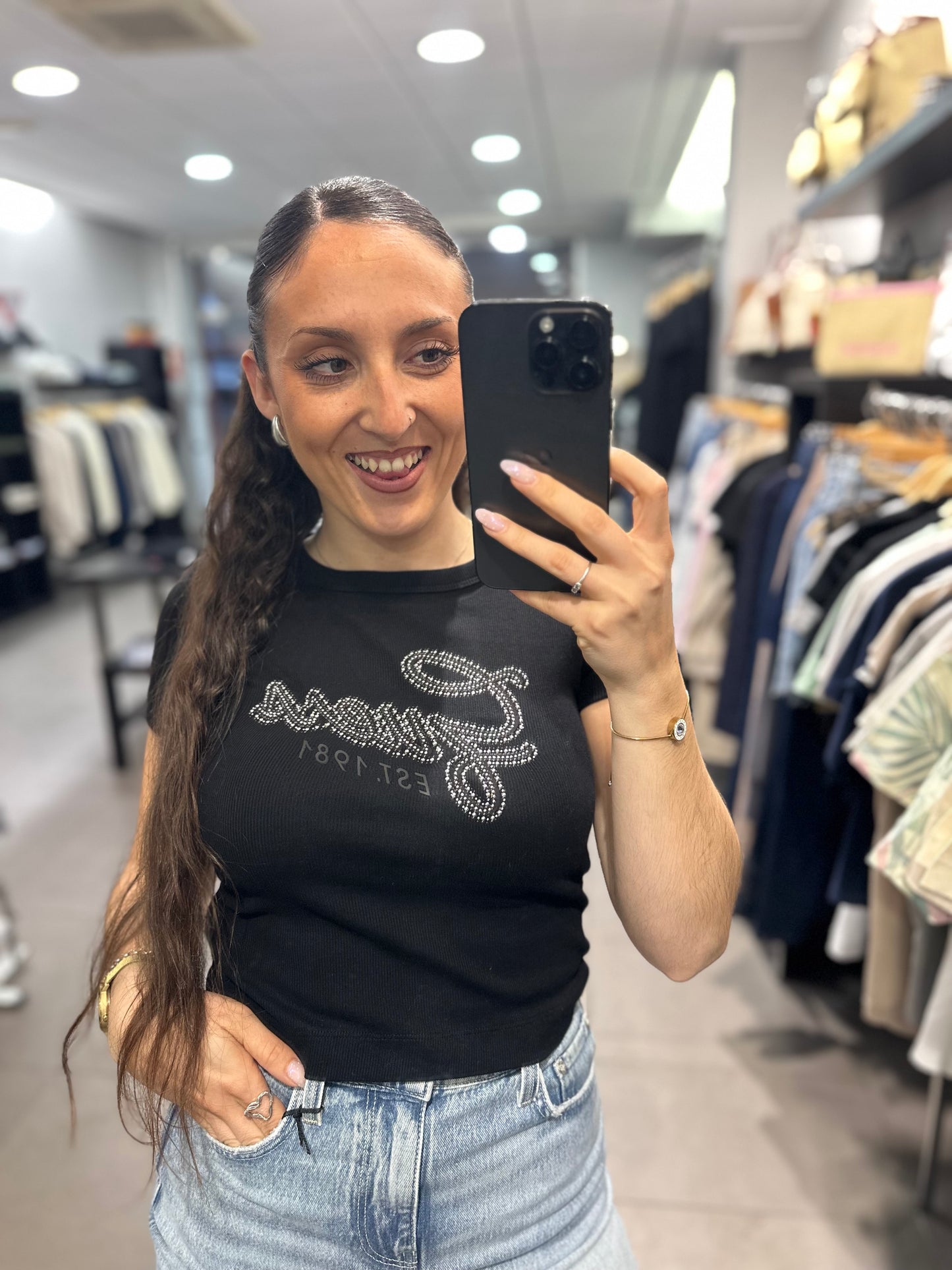CAMISETA GUESS NEGRA CROP CANALÉ CON LOGO BRILLO