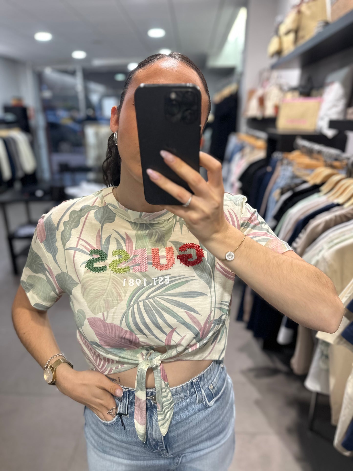 CAMISETA GUESS CROP CON NUDO Y ESTAMPADO DE FLORES CON LOGO BORDADO EN COLORES PATEL