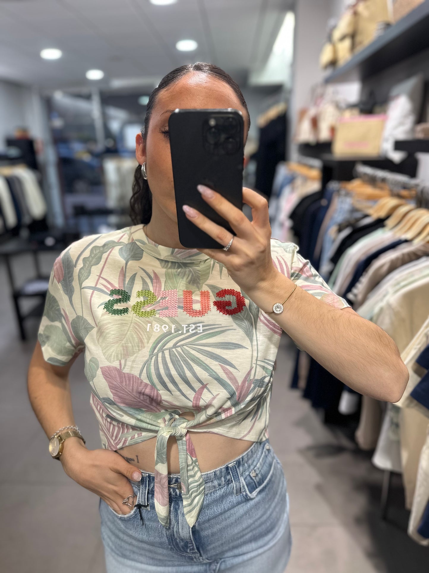 CAMISETA GUESS CROP CON NUDO Y ESTAMPADO DE FLORES CON LOGO BORDADO EN COLORES PATEL