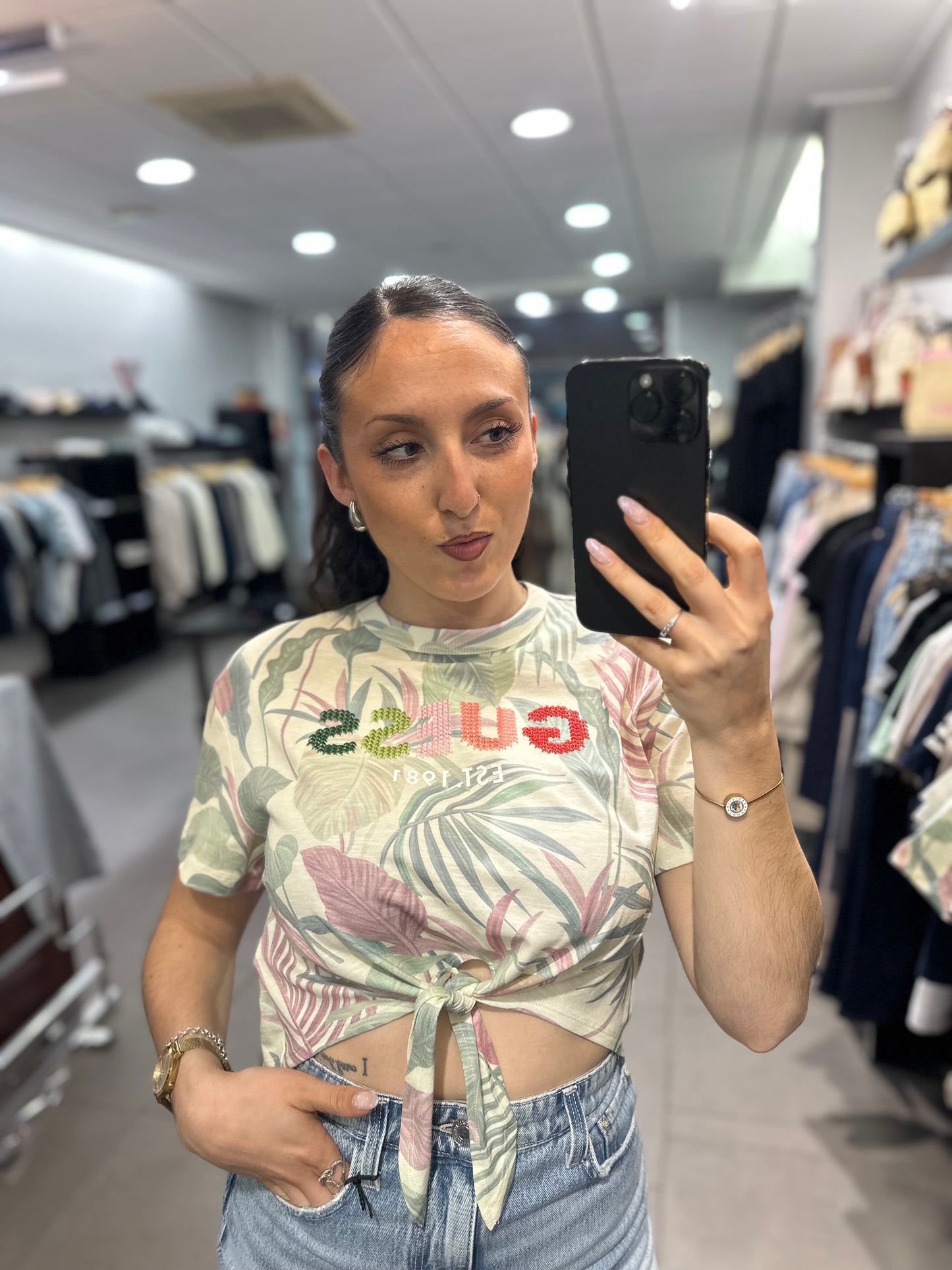 CAMISETA GUESS CROP CON NUDO Y ESTAMPADO DE FLORES CON LOGO BORDADO EN COLORES PATEL