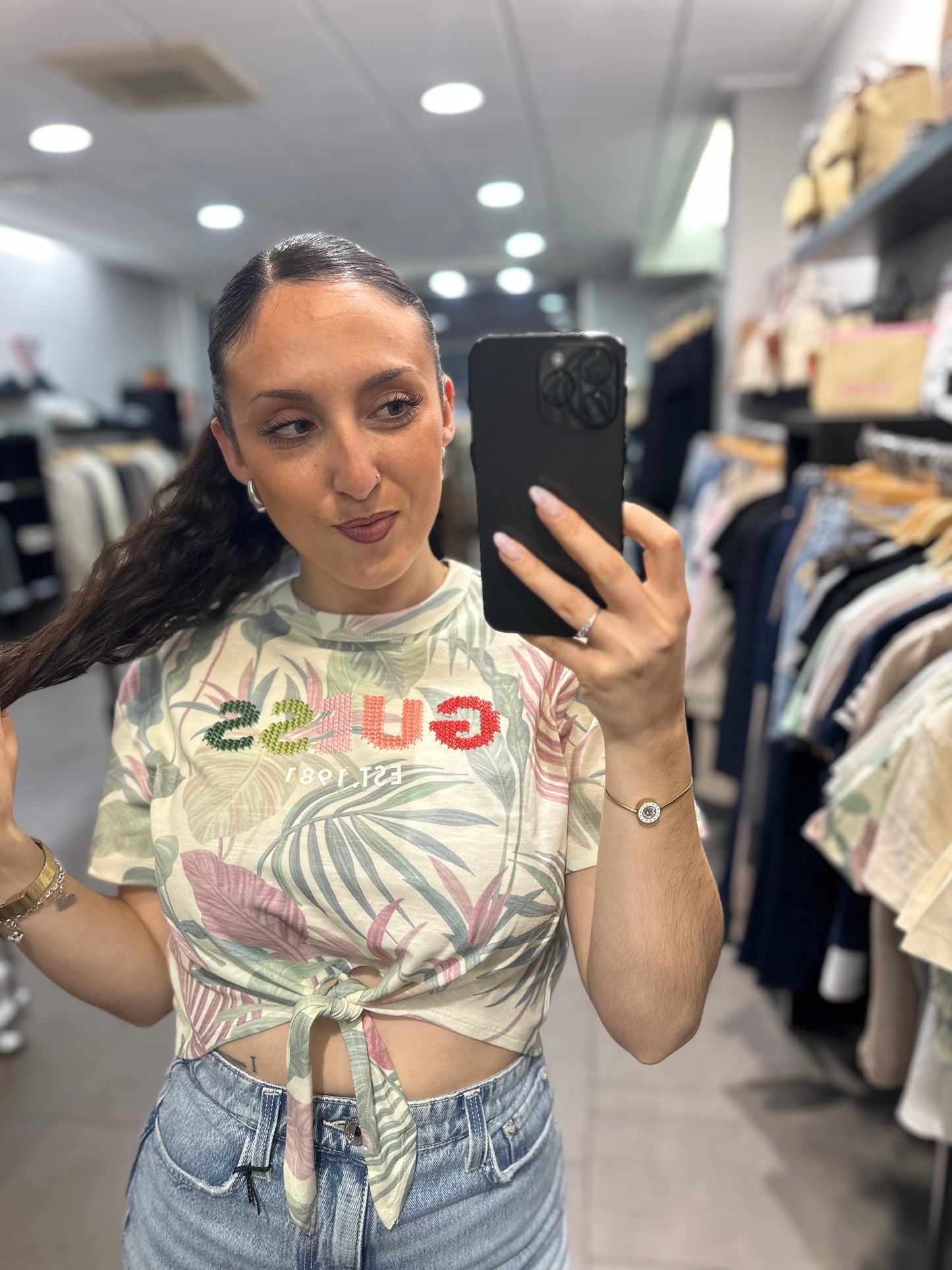 CAMISETA GUESS CROP CON NUDO Y ESTAMPADO DE FLORES CON LOGO BORDADO EN COLORES PATEL