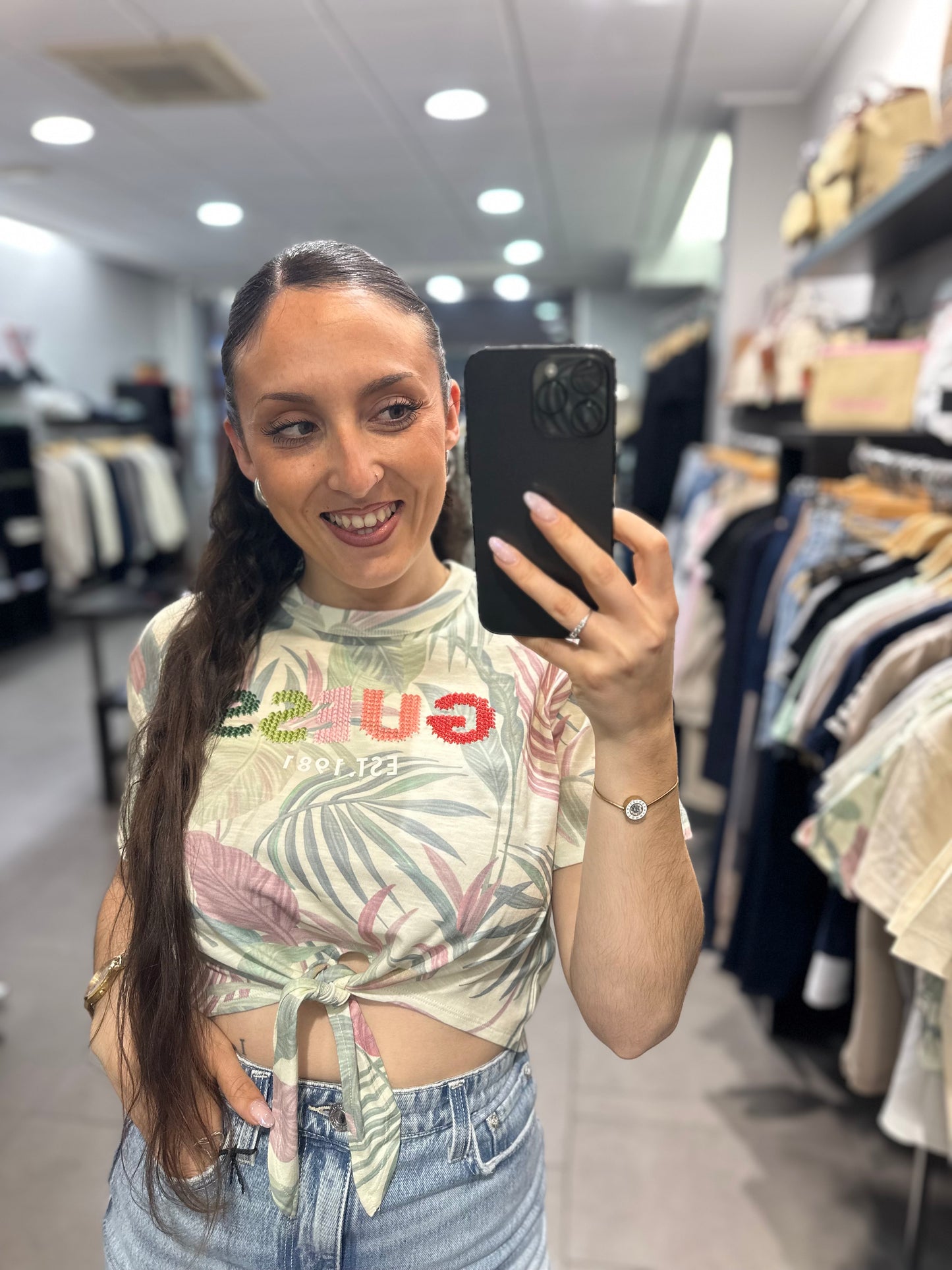 CAMISETA GUESS CROP CON NUDO Y ESTAMPADO DE FLORES CON LOGO BORDADO EN COLORES PATEL