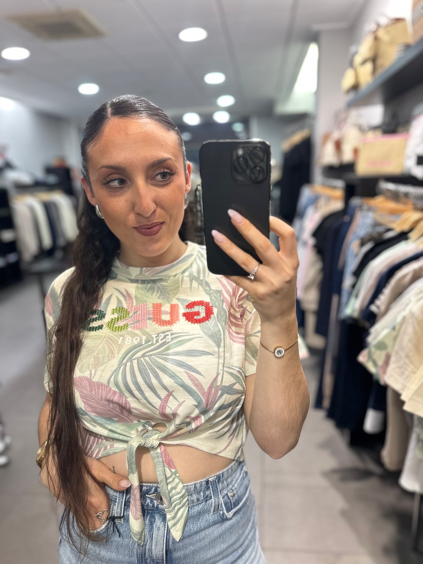 CAMISETA GUESS CROP CON NUDO Y ESTAMPADO DE FLORES CON LOGO BORDADO EN COLORES PATEL